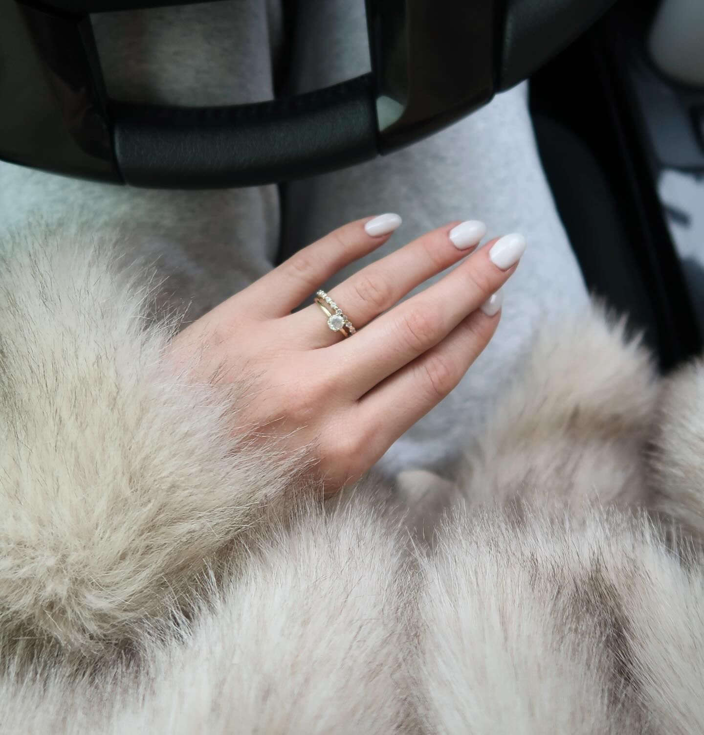 Cozy winter vibes ❄️
Round brilliant natural diamond solitaire and a diamond band to match ✨