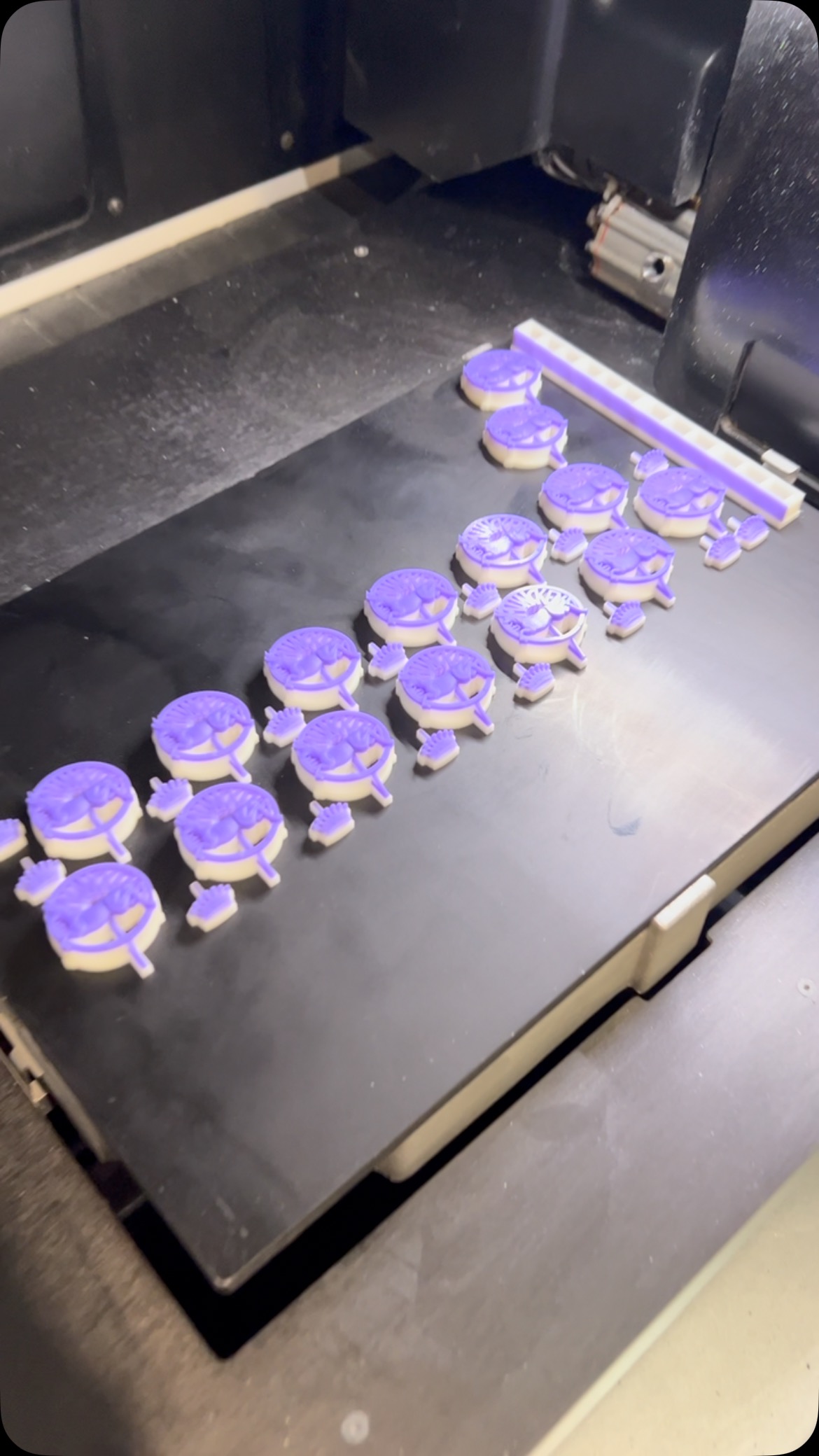 Impression de cire d’après fichiers 3D sur l’imprimante 3DS Projet MJP 2500 Plus #madeinfrance #fonderie #bretagne #artisan #finistere #3dsystems