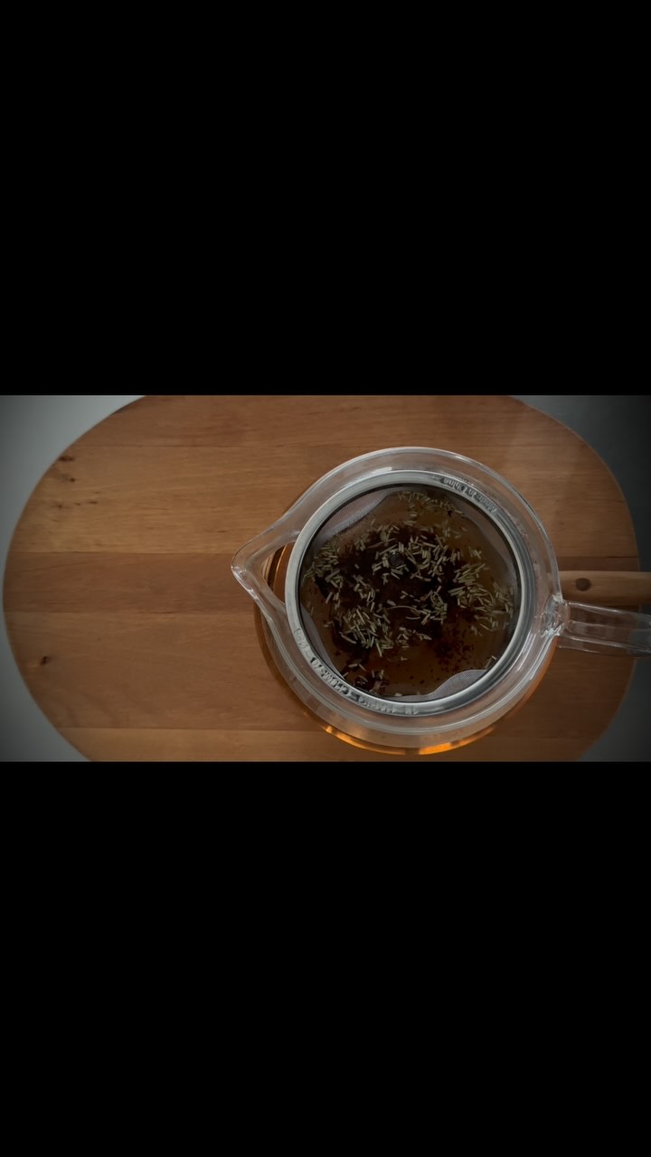 ꧁ 𝑷𝒉𝒚𝒕𝒐𝒕𝒉𝒆𝒓𝒂𝒑𝒚 ꧂
去年1月から始まった植物療法の勉強。
今日、最終回を迎えました。
@chimugusui の七重先生と
共に学ばせてもらった仲間に感謝です⢀༶✧
ハーブやアロマは好きだけれど
何の知識もないところから始まり、
初級〜中級〜上級
と進むごとに、
ハーブやアロマの魅力に引き込まれ
モニターとして迎えたクライアントや
自らの体感から
植物療法はただの代替療法ではなく
その背景にあるものから見直す…
人間がこの現代という波の中で
置き忘れてきてしまった
“生きる”
という本能を呼び起こす術だということを
学ばさせていただきました
食べること、休むこと、動くこと…
一つ一つを丁寧に向き合ってあげる
難しいことはなく、忙しさの中で
忘れていたことを補ってあげる
ハッキリと分かったことは
それだけで自然と心とカラダは整うんです
ずっと暗闇から抜け出せないと思っていた彼女
「自分のことが嫌いだった…
今は自分のことを好きだと言える!」
そうハッキリと言っていました
ただ
ハーブティーやアロマを使っただけではなく、
きちんと心とカラダと向き合った結果
ここでしか味わえないだろう
植物療法の素晴らしさを
ここで感じることができました
これからは
その素晴らしさを伝えていきます
そして
真から自分を好きだと言える人たちを
たくさんつくっていきたいと思います
どうぞ宜しくお願いします⢀༶
˚°º𝚘•♡•𝚘º°˚♢°º𝚘•♡•𝚘º°˚♢°º𝚘•♡•𝚘º°˚
《1月スケジュール》
15、18、27日 お休み
16〜17、20、22〜24、29〜31日
スピリチュアルカウンセリング
21日 ドラゴンクリスタルチャネリング講座
26、28日
発酵×Raw× ハーブ
チョコレートケーキ レッスン
上記日程以外で
ロースイーツのレッスン、
スピリチュアルセッション受付中♪
(土日祝日も予約可、オンライン可)
⁎⑅⃝⁎୨୧⁎⑅⃝⁎୨୧⁎⑅⃝⁎୨୧⁎⑅⃝⁎୨୧⁎⑅⃝⁎୨୧⁎⑅⃝
《募集中講座》
🌿ロースイーツパティシエ認定講座
→ロースイーツのノウハウを学びます
🌿ローショコラパティシエ講座
→ローチョコレートに特化した講座です
他リクエスト可能
🌹花おはぎレッスン
ヴィーガン仕様の餡を使った可愛いお花絞り
🌹ショコラフラワー講座
仕様の違う𝟹種類のチョコレートでお花絞り
🌿𝚕𝚘𝚑𝚊𝚜𝚃𝙸𝙲 𝚜𝚠𝚎𝚎𝚝𝚜は
日本ヘルシーフード協会
『ロースイーツパティシエ』
『ローショコラパティシエ』
𝚛𝚊𝚠&𝚛𝚊𝚠認定校になります
@𝚛𝚊𝚠𝚜𝚠𝚎𝚎𝚝𝚜.𝚊𝚔𝚒.𝚕𝚎𝚜𝚜𝚘𝚗
🍎発酵料理教室円居 認定講師
🌹社)𝙰𝙻𝙰
『ショコラフラワー認定講師』
*・゚゚・*:.。..。.:*・゚゚・*:.。. .。.:**・゚゚・*:.。..。.:*・゚゚・*:.。.
《𝚕𝚘𝚑𝚊𝚜𝚃𝙸𝙲 𝚜𝚠𝚎𝚎𝚝𝚜》
ロースイーツ/発酵スイーツ/植物療法/花おはぎ
/ベビー教室/スピリチュアルサロン
☆𝙻𝙸𝙽𝙴 (𝙸𝙳→@𝟹𝟽𝟼𝚚𝚞𝚟𝚕𝚒)のお友達追加で
お得なクーポン配布中♡
スピリチュアルアカウントは
@draco_illumina
#ローショコラパティシエ #ローショコラ #ローチョコレート #ロースイーツ大好き #ローチョコレートレッスン #ローチョコレート教室 #ヴィーガンスイーツレッスン #ヴィーガンお菓子 #オーガニックスイーツ #プラントベーススイーツ #身体に優しいお菓子 #グルテンフリーのお菓子 #発酵おやつ #発酵ジュース #発酵シロップ #発酵スイーツ #フィトセラピー #phytotherapy #植物療法 #静岡花おはぎ #ロースイーツオンラインレッスン #子連れ参加 #ロハスチックスイーツ #ロースイーツ講座 #𝚛𝚊𝚠𝚜𝚠𝚎𝚎𝚝𝚜𝚕𝚎𝚜𝚜𝚘𝚗 #ロースイーツ教室 #ロースイーツ焼津 #ロースイーツ静岡 #焼津ママ