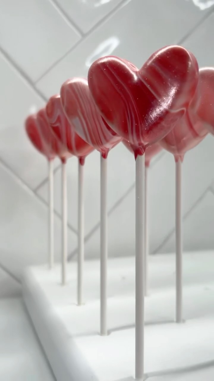 Sprinkle a little extra love this Valentine’s season! Adding a touch of our pearl luster dust to your treats will take them to a whole new level! 💎
Shop now at www.shinedessertglitter.com ❤️
🎥 @mainstreetsweets_frisco ✨
#ValentinesDay #Valentines #SeasonOfLove #Vday #CakePops #Treats #Dessert #ValentinesDayParty #VdayParty #Love #ShineDessertGlitter #EdibleGlitter #Glitter