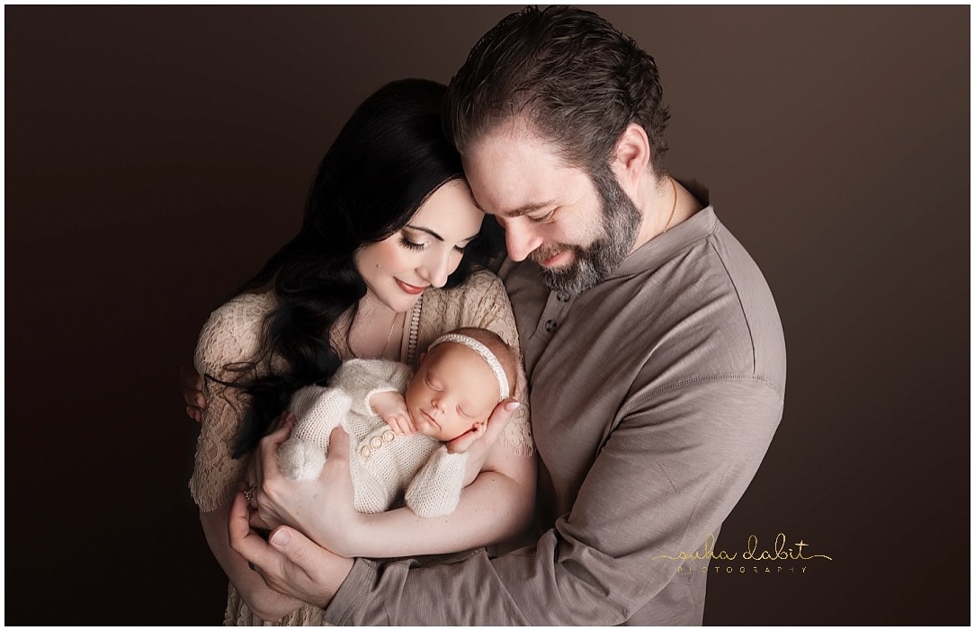 I had the best time photographing this sweet family! We laughed so much, and their love for each other was so genuine and heartwarming. It was such a privilege to capture those moments they truly left me in awe.✨
Hair and Make up: @thenishabhmua