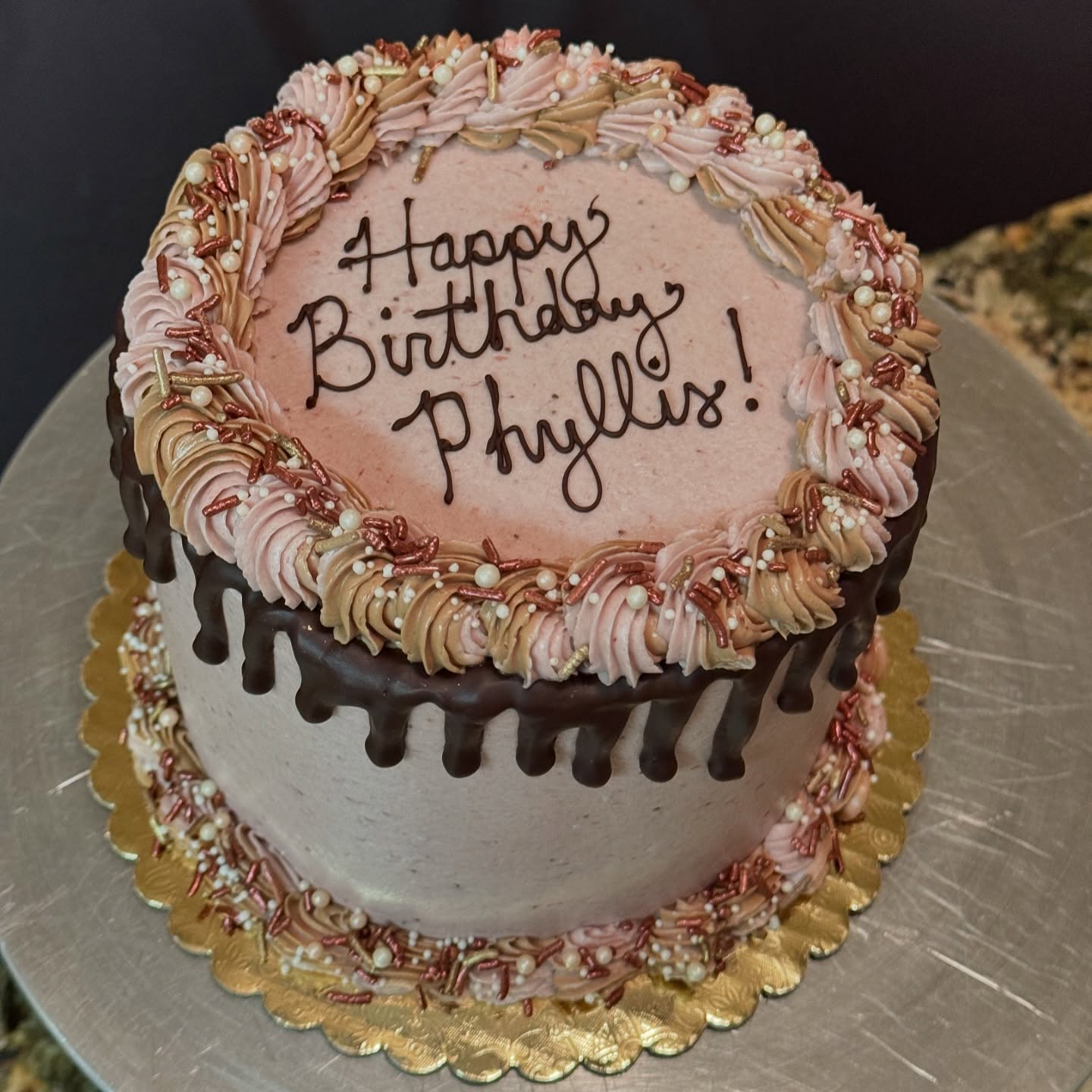 Happy birthday, Phyllis! This Chocolate Strawberry Cake might be my favorite cake this year so far ๐คญ๐ซ๐๐
Chocolate Cake with real Strawberry Buttercream and Dark Chocolate Ganache drip. Simple, and simply delicious.
๐๐๐๐ซ๐ซ๐ซ๐๐๐
#cakespaz #cake #cakesofinstagram #sacramentobakery #elkgroveca #elkgrovefoodie #sacramentofoodie #chocolate #chocolatelover #chocoholic #strawberry #strawberrycake #chcolatecake #chocolatestrawberries #chocolatecovered #elkgrovebakery #sacfoodie #pastrylife #womanowned #smallbusiness #strawberrylover #chocolatecoveredstrawberries #chocostrawberry #berrylover #strawberrybuttercream #pastrychef #pastrylife #strawberries #darkchocolate #sacramentocake #elkgrovecake