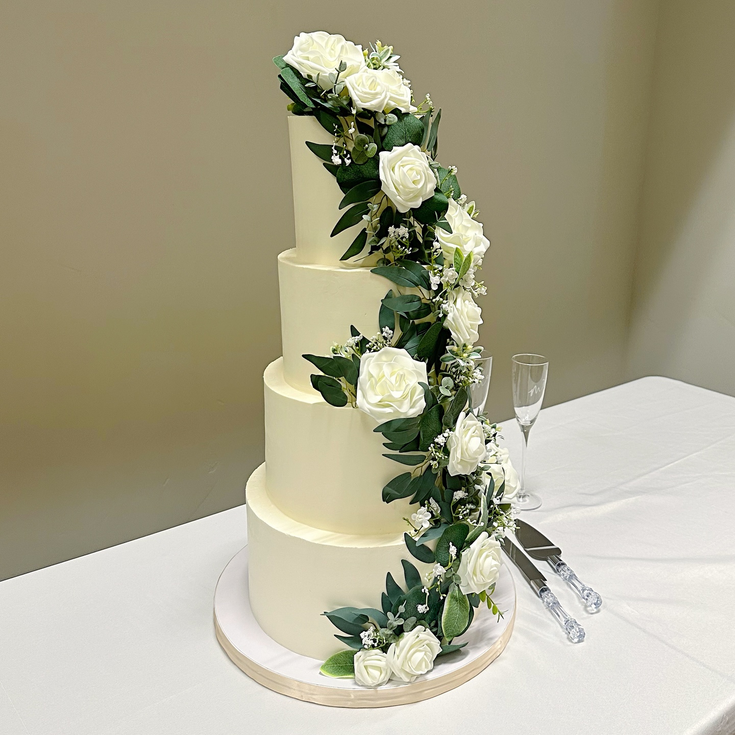 Large cakes are making a comeback and we are all for it! This 4-tier beauty is the largest cake we offer, which has 140 slices. It definitely makes a statement!🤍
The top and bottom tiers of cake were in our decadent red velvet cake, with white chocolate mousse filling, and cream cheese Italian marine buttercream. The other 2 tiers of cake were in vanilla and chocolate cake, with strawberry compote filling, and vanilla Italian meringue buttercream. So good🤤