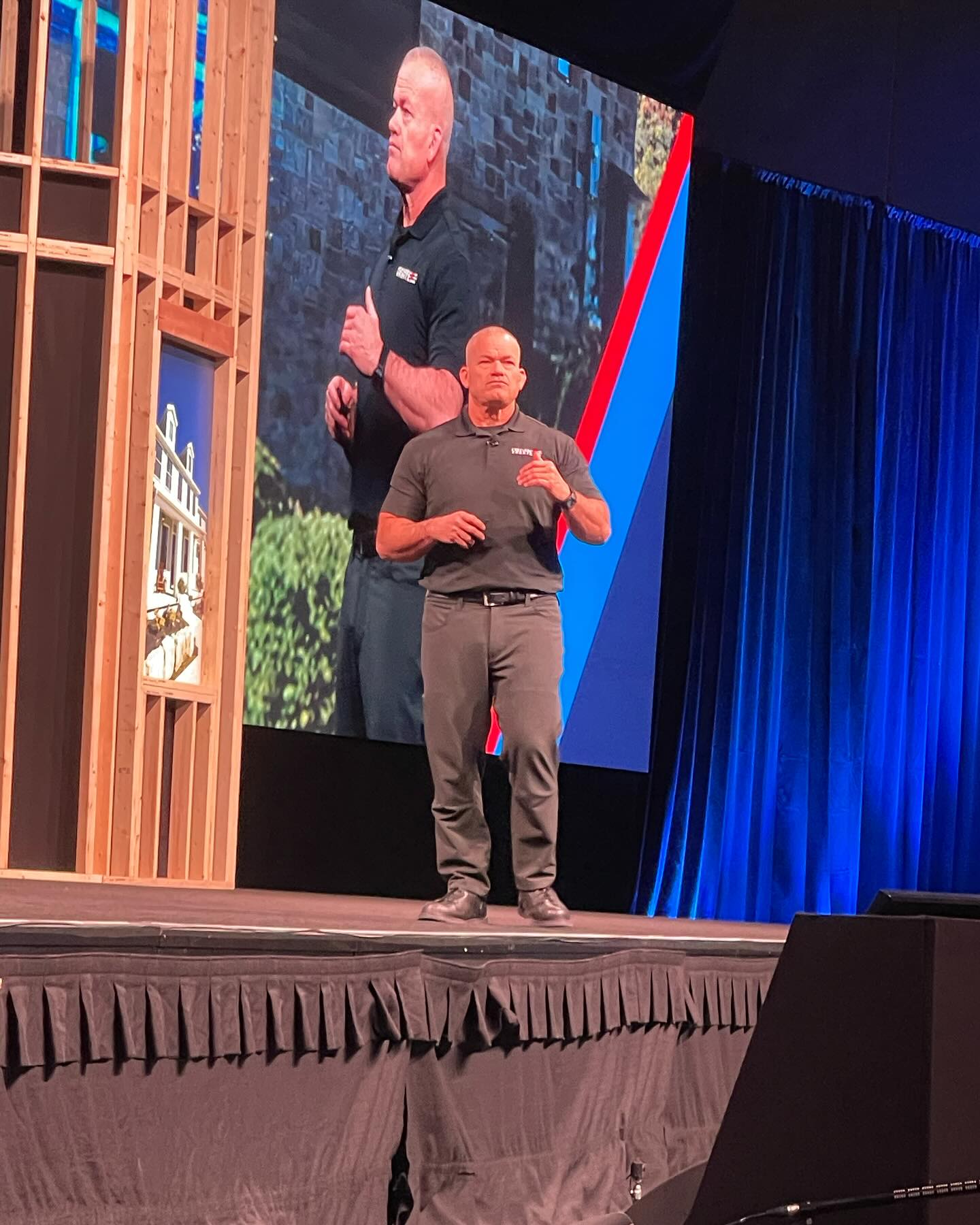 What an incredible way to wrap up the week at the @buildersfirstsource Convention in Las Vegas! Hearing @jockowillink speak about leadership, discipline, and the relentless pursuit of excellence was nothing short of inspiring. His message reminded us why attention to detail, accountability, and discipline are essential in everything we do. Truly honored to be part of an industry that values craftsmanship, integrity, and growth! #Leadership #DisciplineEqualsFreedom #EchelonBuilders #PursuitOfExcellence #BuildingBetter #Inspiration