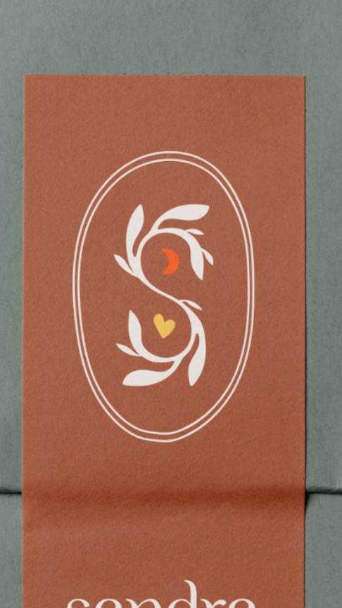 Quelle belle aventure graphique et humaine avec Sandra :D Le message est authentique ! Je l'ai mis comme elle l'a écrit ! Sans vouloir me faire mousser, je crois qu'elle est contente ;) On a exploré plein de pistes, beaucoup échangé et ce fut un projet incroyablement enrichissant sur tous les plans ! Petit retour en arrière pour revenir sur toutes les étapes du projet. #graphicdesign #logo #identitevisuelle #nouveauté