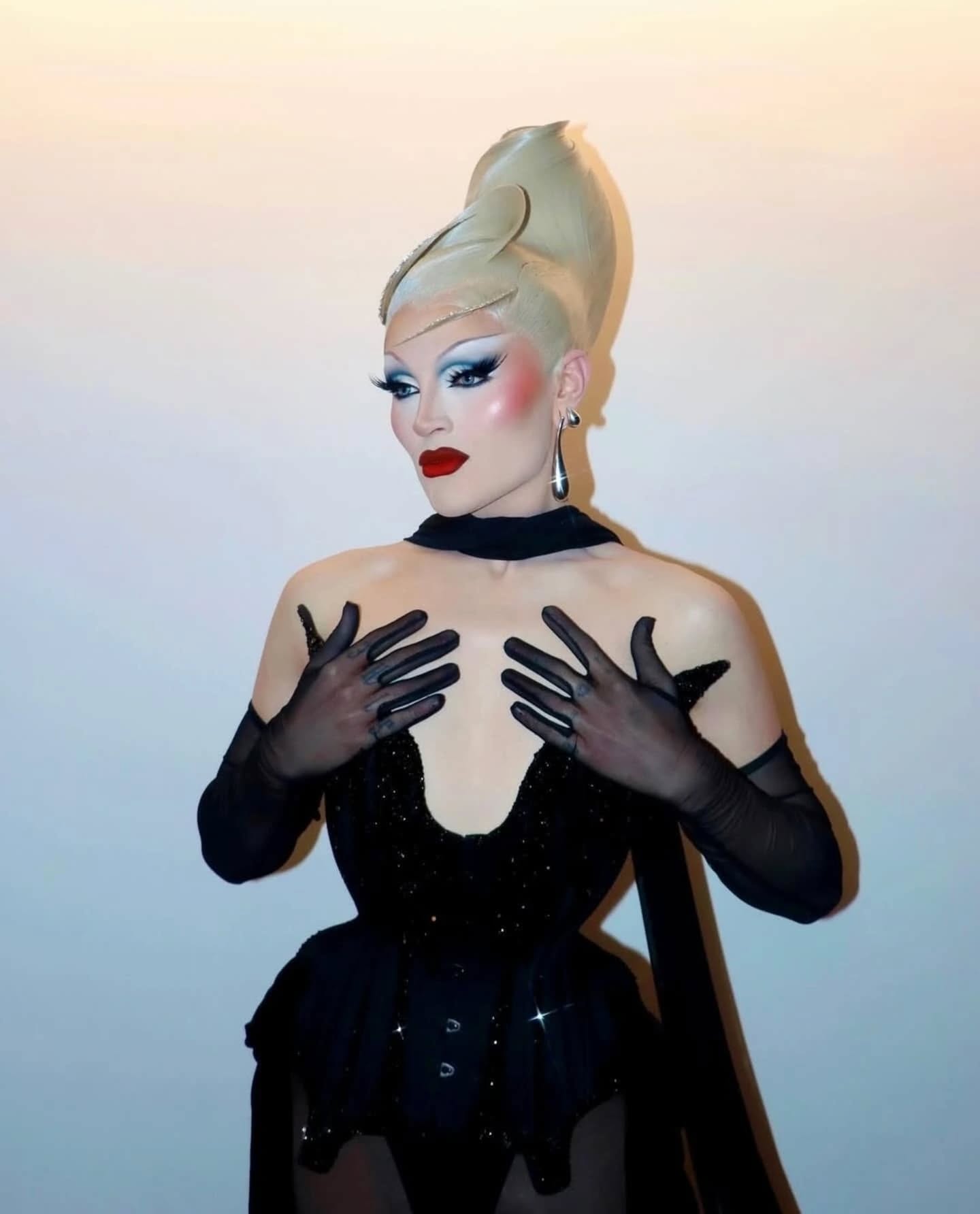 DragCon day 2, @itsjustsire showin how perfection looks like ✨️
Corset - @misty_couture embellished by @itsjustsire
Gloves and scarf - @freakcouturemcr
Hair - @wigsbysire
Images - @lewis.fisher samuelkenshole
#drag #dragrace #beauty #corsetry #bespoke #madetomeasure #madeinuk #dragconuk2025