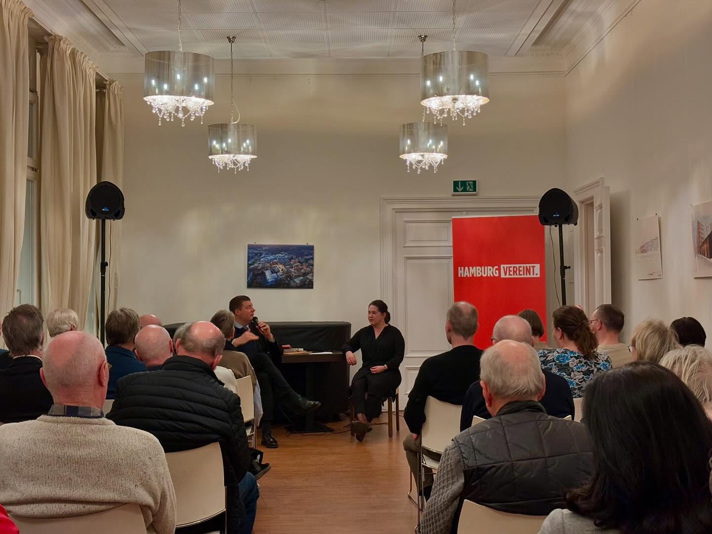 Investitionen in Hamburgs Zukunft: Spannender Bericht von Andreas Dressel zum aktuellen Haushalt und allgemeinen finanzpolitischen Fragen im Großlerhaus in Blankenese. Diskutiert wurden unter anderem Schul- und Hochschulinvestitionen, Immobilienankäufe, Investitionen in Sportinfrastruktur und öffentliche Daseinsvorsorge. Auch lokale Themen, wie zum Beispiel die Zukunft des Blankeneser Markthauses und des Katharinenhofs fanden Platz. Vielen Dank @dressel.andreas für Zeit & Geduld und den Beweis, dass Diskussionen über den Haushalt zuweilen auch sehr unterhaltsam sein können.