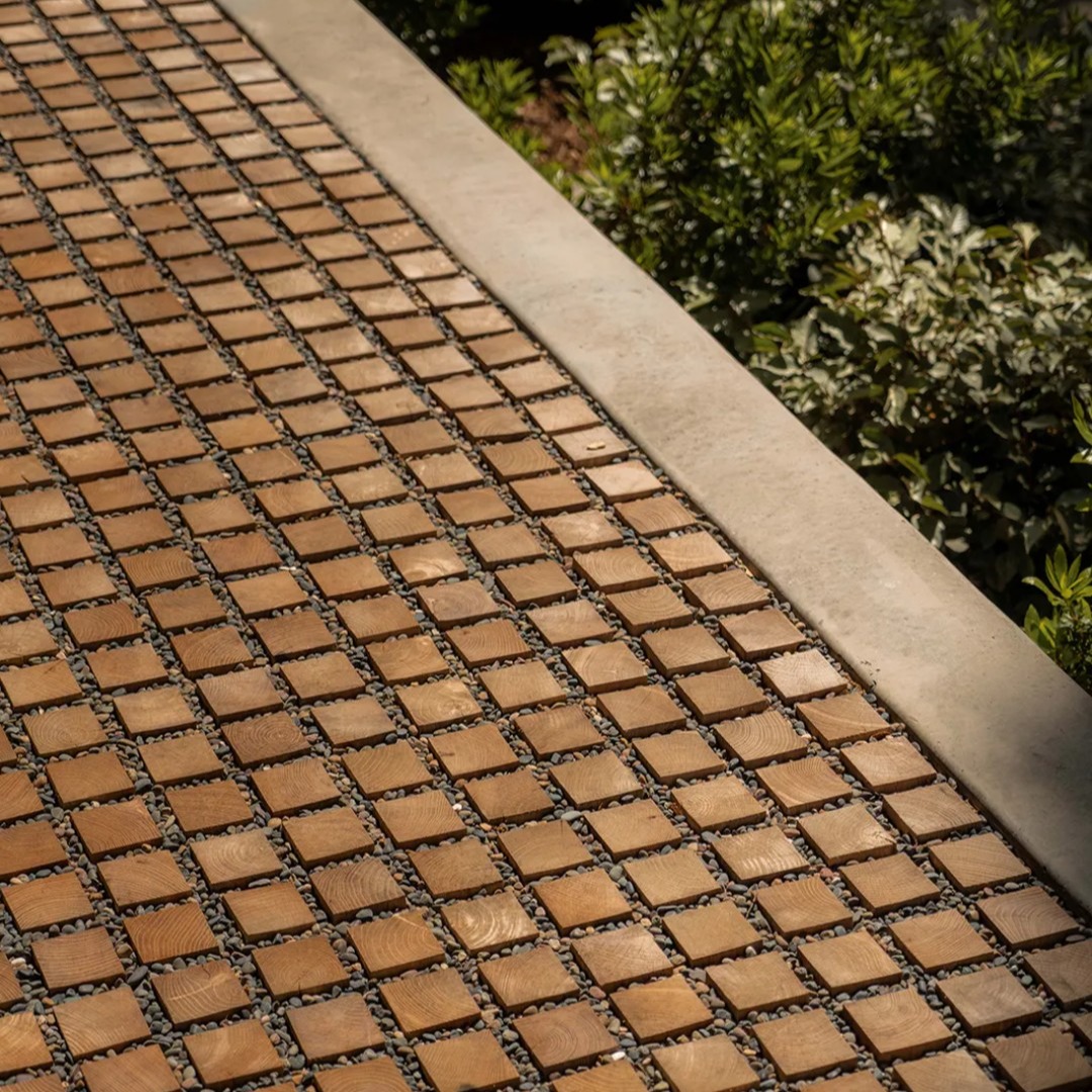 Exterior wood paving is a refreshing alternative to concrete and stone. The natural variation offers a casual vibe that exudes warmth.
@orcaliving; @blacklocustlumber