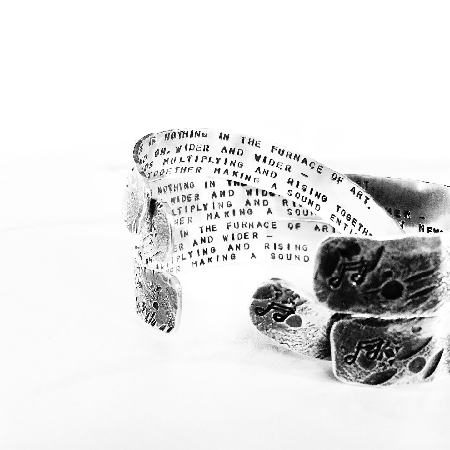 💕 Six chunky Sterling Silver bracelets & cuffs, designed for MEN (but look good on everyone!)
Oxidising the Silver gives it a lovely dark tone, adding to the character. Some pieces of our jewellery can be personalised for you, using hand stamps and a heavy old hammer.
All our jewellery is custom made to order, so can be tweaked to your own specifications 👌
Every piece is made by Nikki, in a little studio in the heart of the Yorkshire Dales.
Did I mention that Valentine’s Day is less than one month away? 🧐