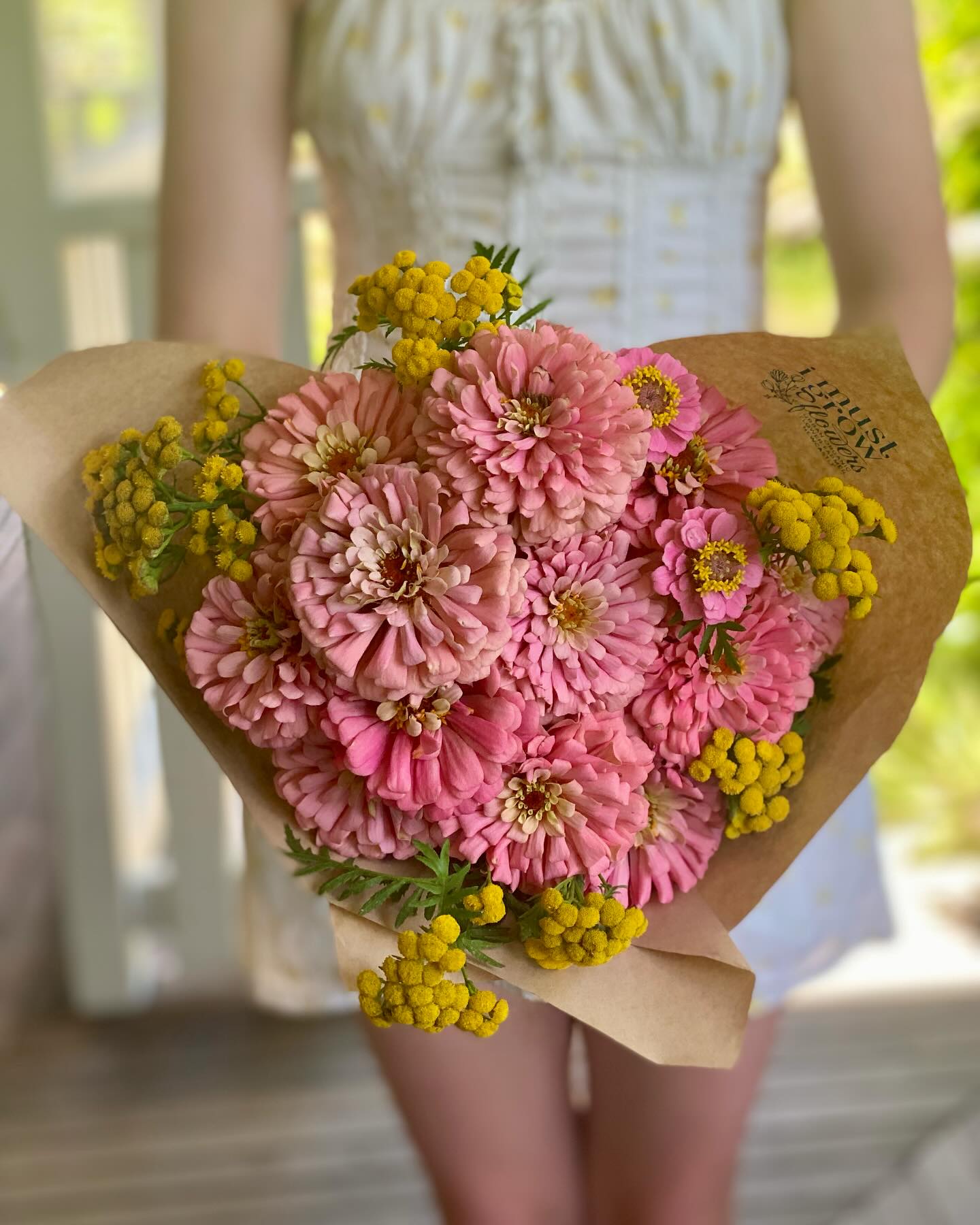 This bouquet is heading out to somebody special ✨💖✨
#zinniasfordays #pinkandyellowflowers #imustgrowflowers #imusthaveflowersalwaysandalways #newcastle #newcastleflowerfarm #organicflowersinnewcastle ✨
