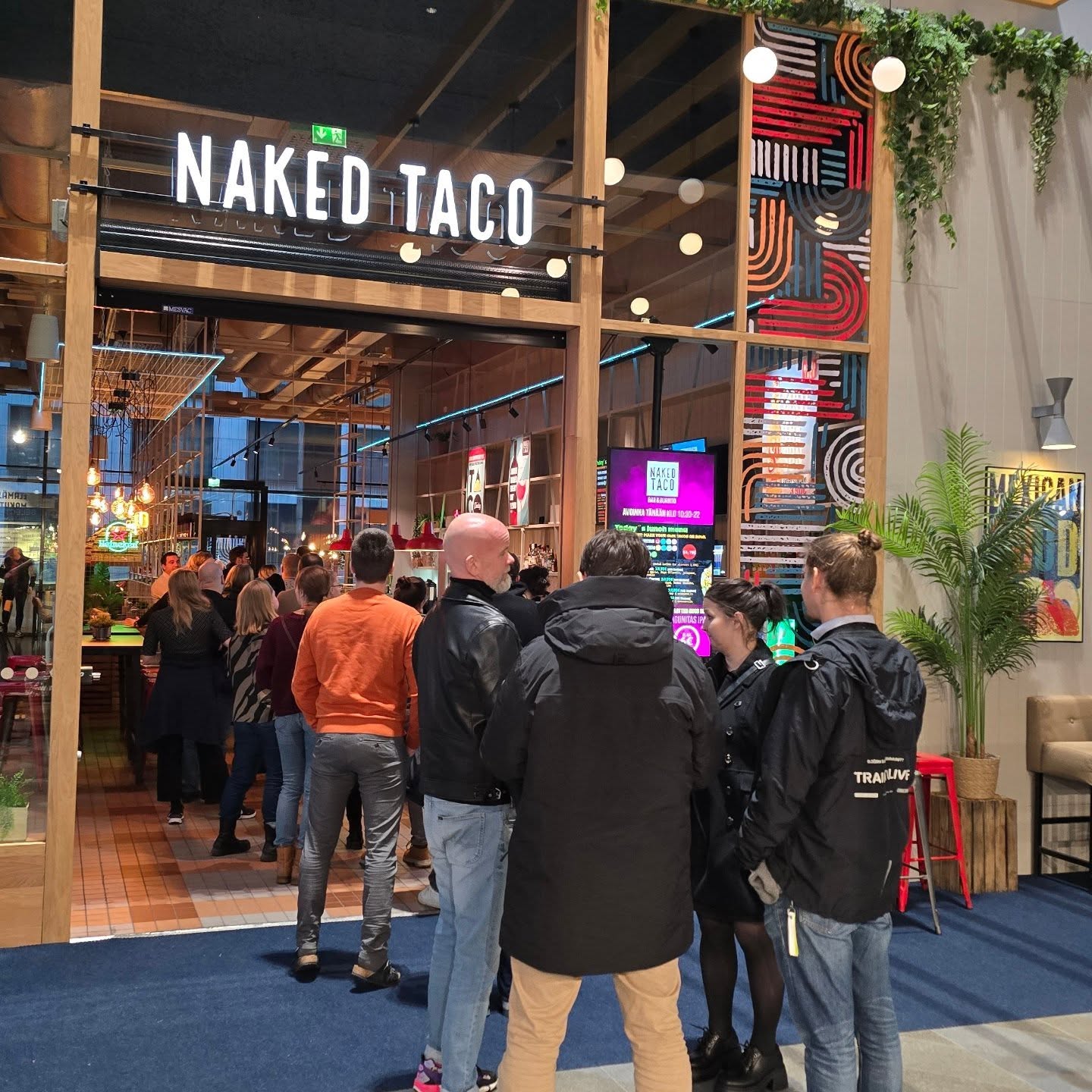Naked Taco Citycenterin "Hittibuffasta" tuli myös hitti Triplassa ❤️ Nyt viikko takana: mahtavaa palautetta ja ihania asiakkaita! - Kiitos! Meille joutuu hetken jonottamaan mutta sopu sijaa antaa, ravintolan salissa ja sisäterassilla on asiakaspaikkoja 150. Avaamme kesäksi myös 40 paikkaisen ulkoterassin 🥑🌮 @malloftripla