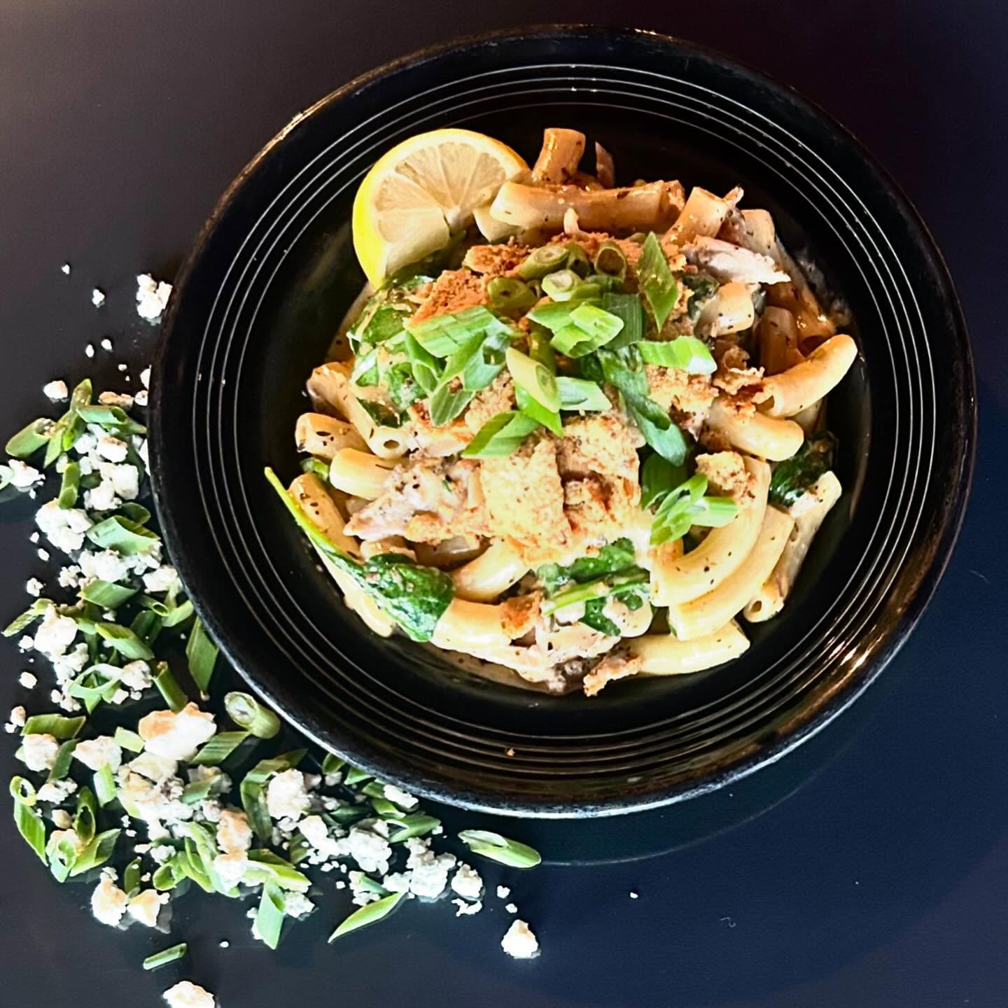We got a lot of fun stuff in store for 2025 but we’re kicking it all off with this Hot Wing inspired pasta bowl! So if you love dipping Buffalo wings in bleu cheese dressing, man are you gonna love us! Spicy Bleu cheese sauce, chicken, rigatoni & of course our fried chicken skins on top! #pasta #buffalochicken