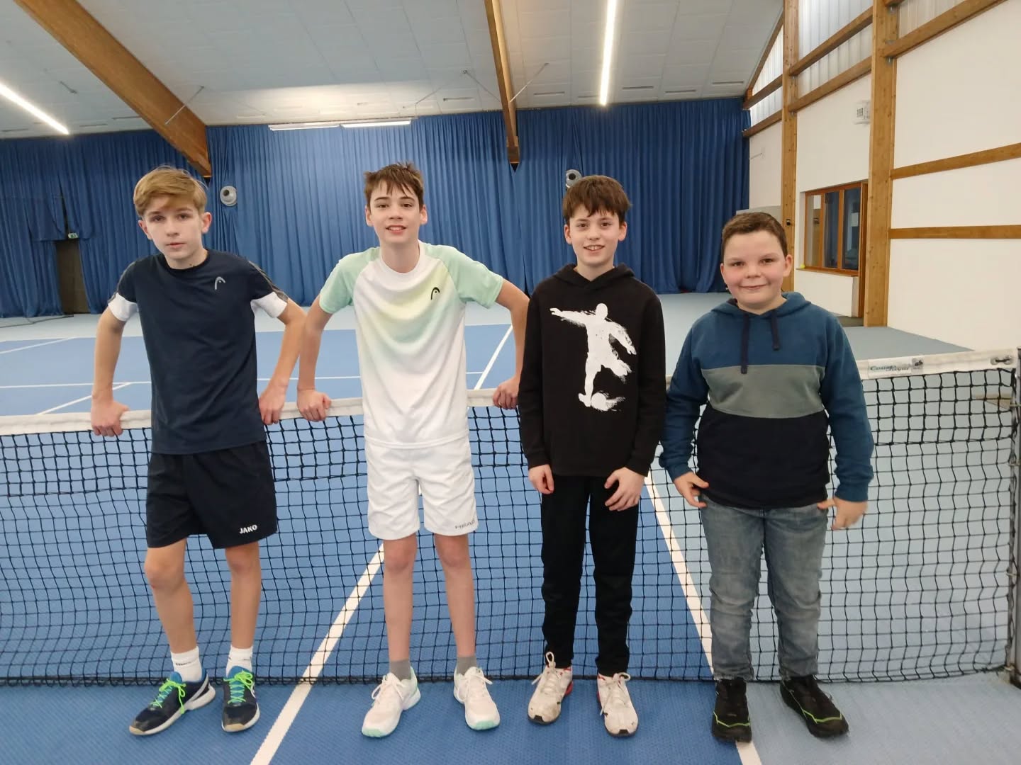 Stark gekämpft, Jungs. Schade, dass ein Unentschieden knapp verpasst wurde. Nächstes Mal läuft es bestimmt besser. Glückwunsch an Leon für sein Einzel und Johannes und Leon für Doppel und Danke, dass Emil trotz Handicap angetreten ist 👏