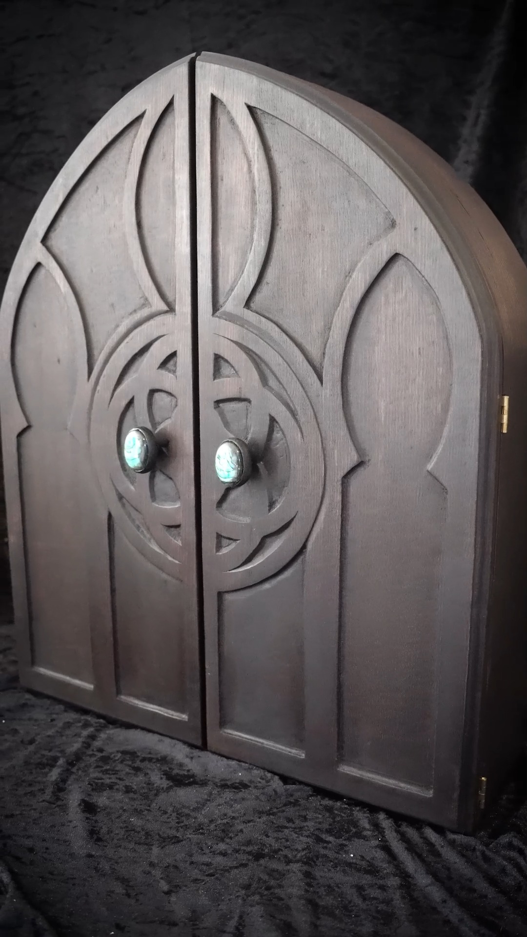 I loved making this custom cabinet for @the.serpent.thread. Hand carved doors with labradorite handles and all the space you could need for necklaces, earrings and rings.
Thank you so much for the trust in building this!