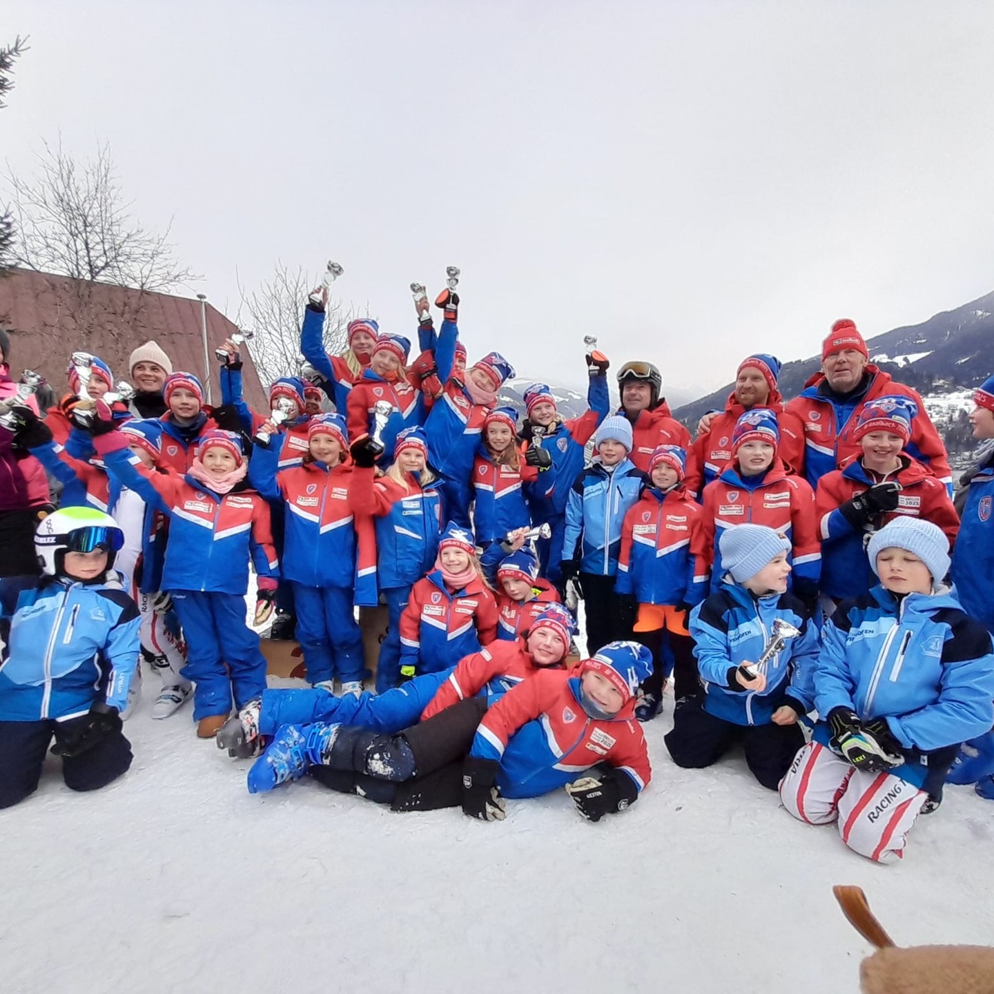 Traditionelles SL Rennen in Zell am See! Tadataaaa - unsere Stockerlplätze! 🎿
🥇 Lotta Faistauer, Maxi Hasenauer, Johanna Hasenauer, Pia Geissler, Felix Maier
🥈 Emma Hasenauer, Heri Wolf, Lena Maier, Samuel Pichler, Sophie Schachner, Marie Faistauer
🥉 Rosie Schachner, Elisabeth Gensbichler
#kinderrennen #skifahren #nachwuchs #aufgehts #slalomrennen #siegervonmorgen