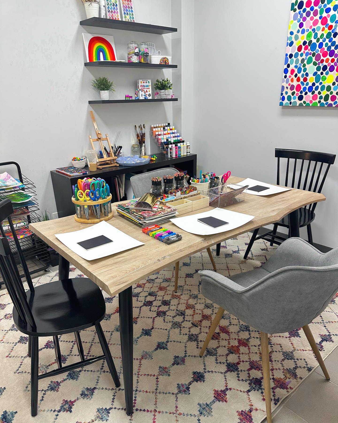 Small groups & Family Sessions 🎨 Strengthen connections, improve communication, and foster understanding through shared creative expression.
#ymmtherapy #grouptherapy #grouparttherapy #familyarttherapy #expressivetherapy #communitytherapy