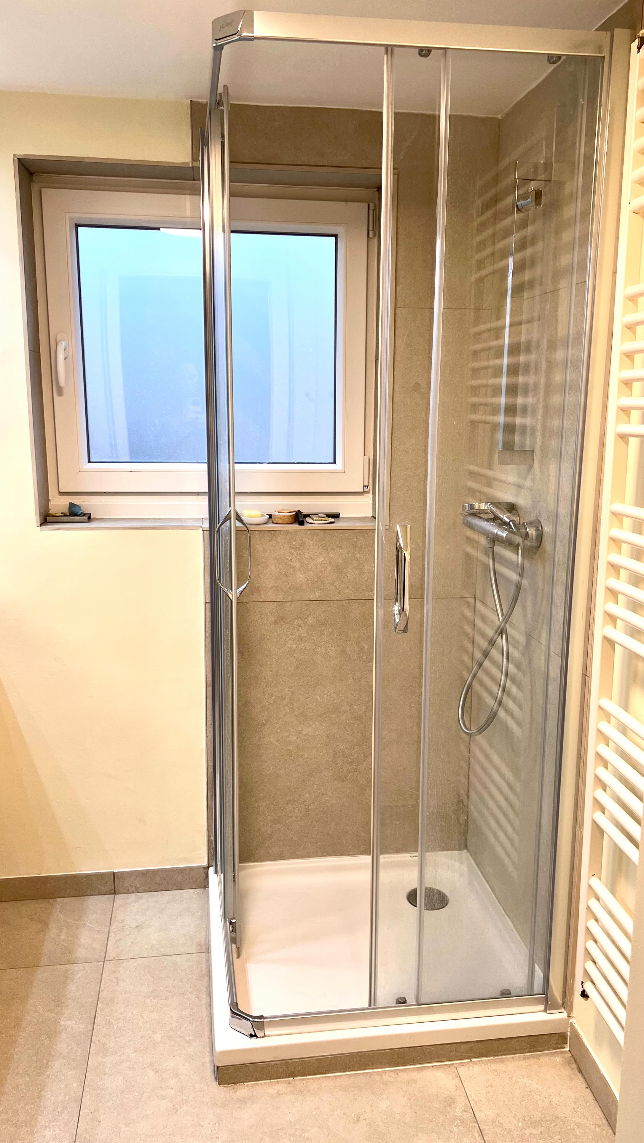 Projet salle de douche familiale 🚿
Mes clients rêvaient depuis longtemps d’une salle de douche fonctionnelle et lumineuse, mais ils n’arrivaient pas à trouver quelqu’un pour concrétiser leur projet.
Quand je les ai rencontrés, je les ai écoutés attentivement. Cela m’a permis d’imaginer une salle de douche plus ergonomique et adaptée à leurs besoins. Je leur ai proposé 3 implantations différentes, et c’est celle-ci qui leur correspondait le mieux. 🤩
Aujourd’hui, leur rêve est devenu réalité ! 🤗
➡️ Vous êtes dans le même cas ? Vous avez besoin d’aide pour rénover ou imaginer un espace qui vous ressemble ? Contactez-moi 📞 je vous aiderai avec grand plaisir.
#Maisons #DécoratriceDIntérieur #Rénovation #BienChezSoi #AménagementIntérieur #architecteinterieur #salledebain de
