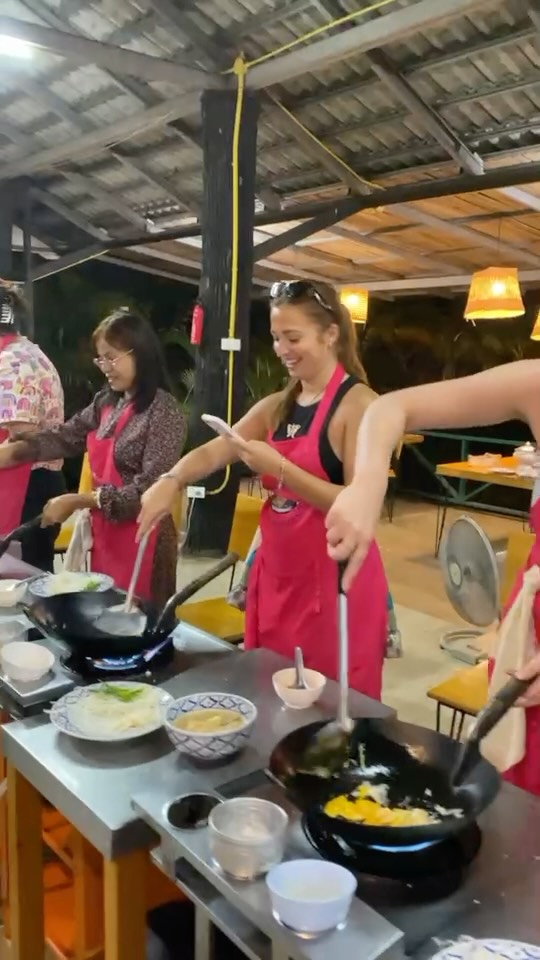 Sweet, savory, tangy, and oh-so-delicious—Pad Thai is a flavor-packed masterpiece. 😋🇹🇭 #thaicuisine #thebestthaicookingclass #cooking #thaifood