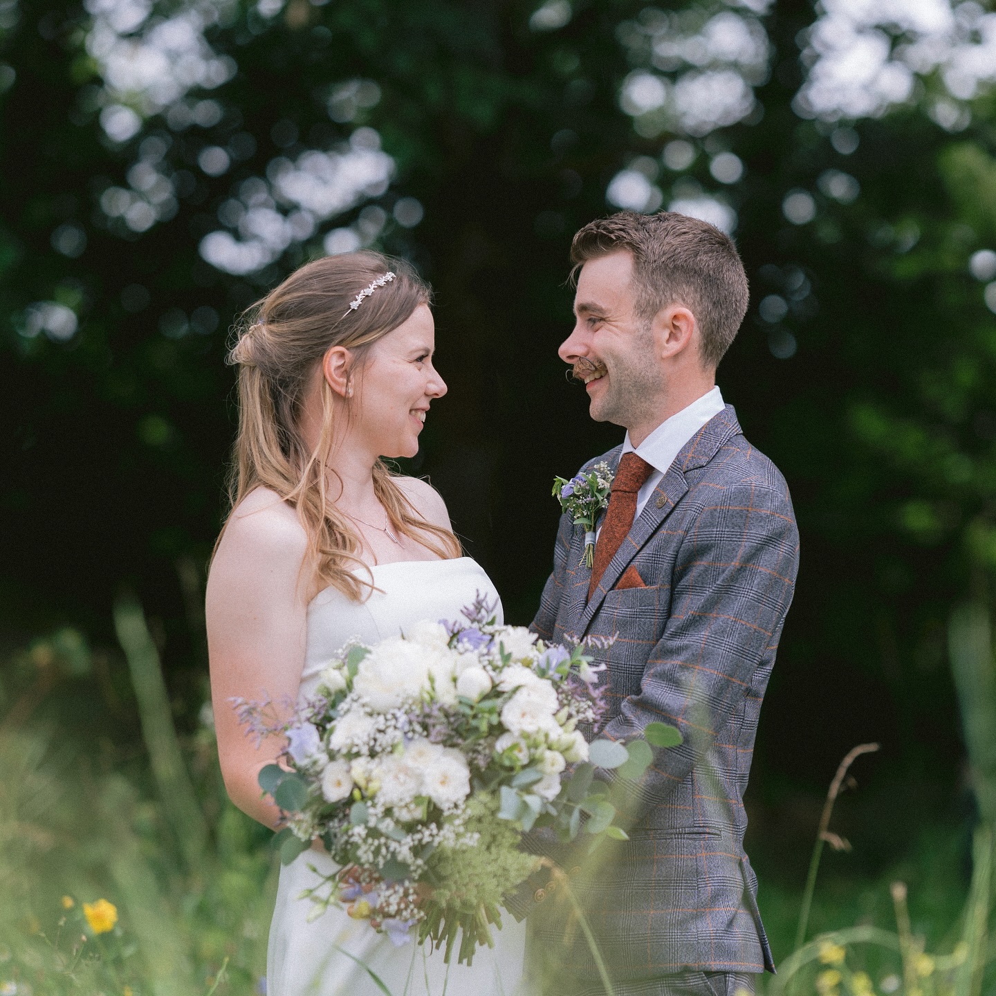 Un instante, una mirada y el mundo desaparece 🤍
La complicidad entre Philippa & Andrew nos conquistó!
#boda #bodas #wedding #weddingday #fotodeboda #siquiero #amor #parejasfelices #nosotros #mirada