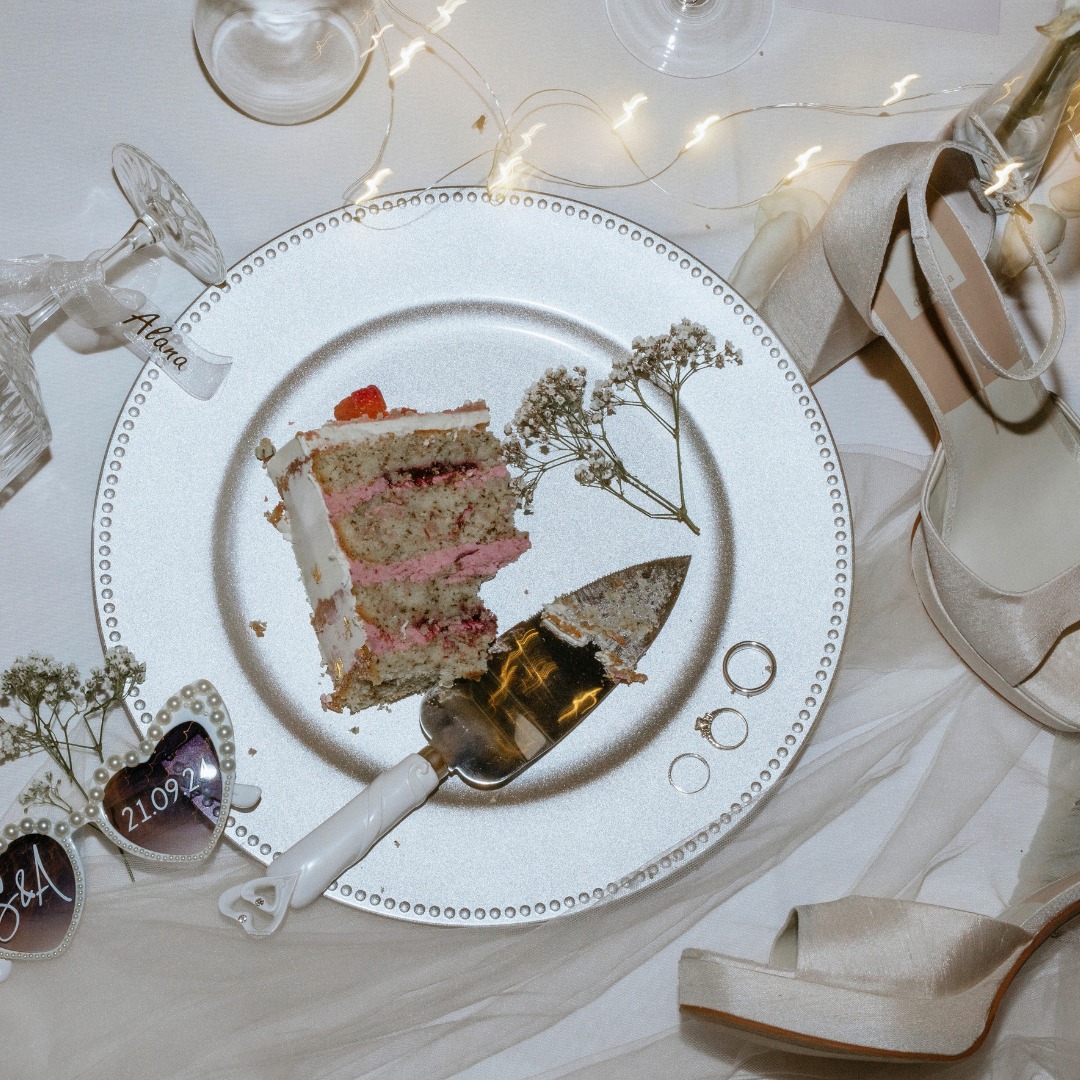 late night details will always be a "heck yes" from me!
-- also me, coming back to the IG world after a much needed hiatus.
After I sent out my last wedding gallery, I emerged myself into my home life. Cherishing pre-k jitters for my little guy (and me), navigating more sicknesses, and enjoying lots of family time over the Christmas break.
Now is the time to go back through my season and really start sharing things more intentionally, rather than just trying to keep my head above water. I'm a one woman show wearing many hats during the businesses of wedding season so I'm super excited to start sifting through all the amazing weddings I got to be part of and relive it all again by sharing it with you. Good things coming!
Venue: @pioneervalleybarn
Cake: @wildrosecakes