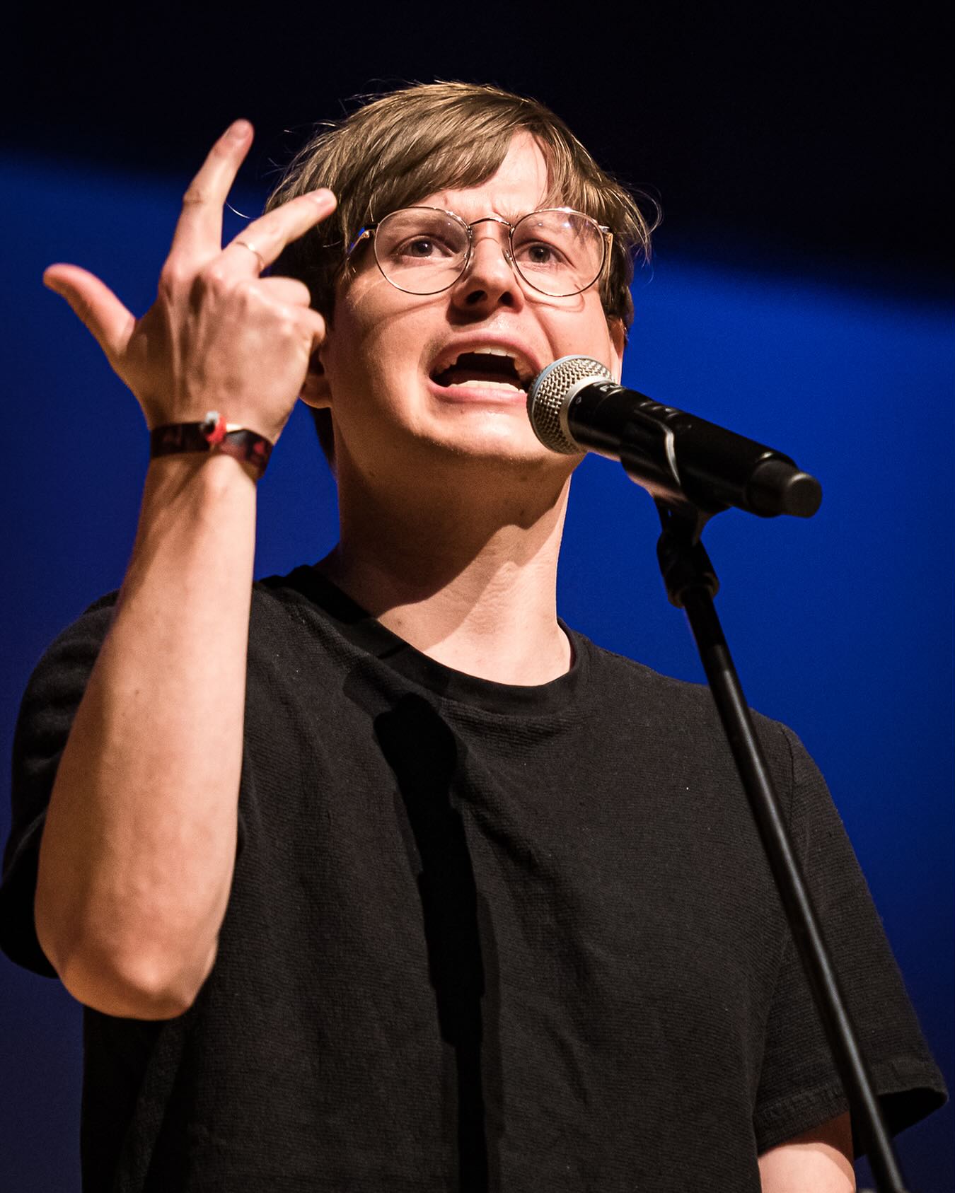 Ich, wenn man mich fragt, wie viele Termine ich, neben meiner Soloshow im @centralkomitee (18.01.) und der Box-Meisterschaft im @muffatwerk (24.01.), diesen Monat noch habe:
29.01. Konstanz*
30.01. Freiburg*
31.01. Lahr*
*Poetry Slam
Wir sehen uns,
Euer Flori :)
📸: @andipontanus