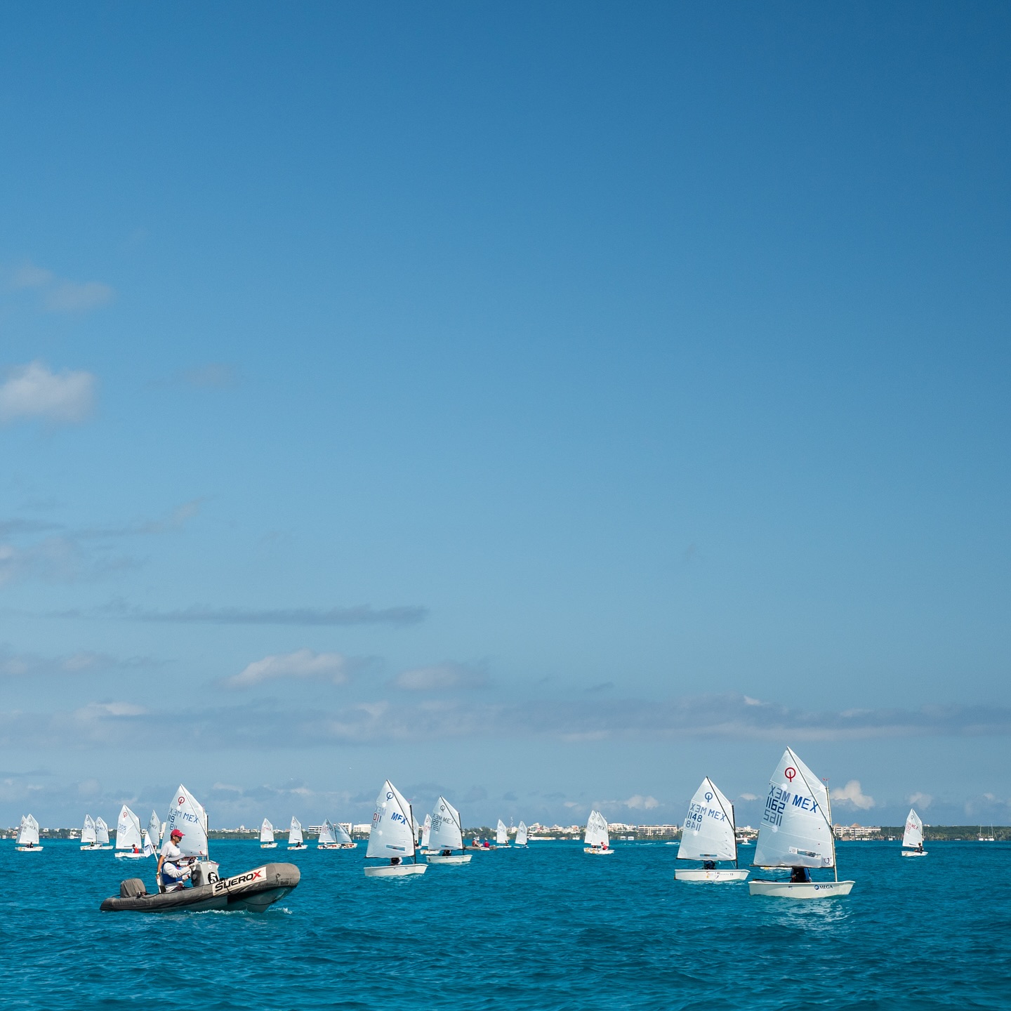 ✨ ¡Así vivimos el Día 1 del Mayan Wind Fest 2025! 🌊💨Las primeras regatas de Optimist y Laser llenaron el mar de más de 300 competidores, mientras en tierra, el público disfrutaba de música, food trucks y actividades para todas las edades. Gracias a todos los que nos acompañaron hoy. ¡Esto es solo el principio! Nos esperan más días de competencias, música y fiesta.