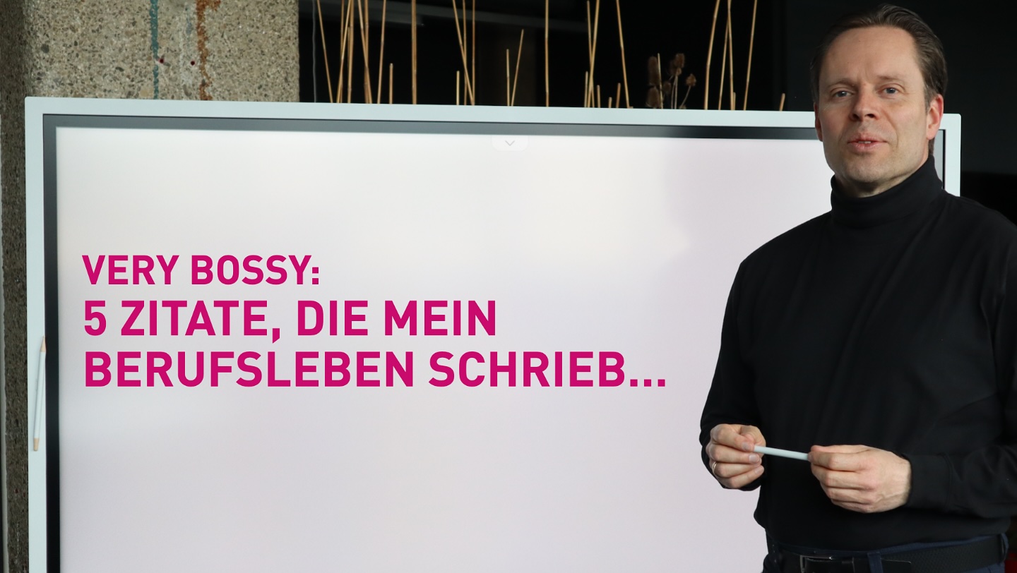 𝐕𝐞𝐫𝐲 𝐛𝐨𝐬𝐬𝐲: 5 𝐙𝐢𝐭𝐚𝐭𝐞, 𝐝𝐢𝐞 𝐦𝐞𝐢𝐧 𝐁𝐞𝐫𝐮𝐟𝐬𝐥𝐞𝐛𝐞𝐧 𝐬𝐜𝐡𝐫𝐢𝐞𝐛
Im Laufe eines Berufslebens kommen viele Erlebnisse und Eindrücke zusammen. Zitate oder Lieblingssager von Führungskräften zum Beispiel, 5 davon hier:
„𝐌𝐚𝐧 𝐤𝐚𝐧𝐧 𝐬𝐢𝐜𝐡 𝐝𝐚𝐬 𝐁𝐮𝐭𝐭𝐞𝐫𝐛𝐫𝐨𝐭 𝐧𝐢𝐜𝐡𝐭 𝐚𝐮𝐟 𝐳𝐰𝐞𝐢 𝐒𝐞𝐢𝐭𝐞𝐧 𝐬𝐭𝐫𝐞𝐢𝐜𝐡𝐞𝐧.“
…als Sinnbild dafür, dass man sich im (Berufs)Leben oftmals zwischen zwei guten Optionen entscheiden muss. Beide zu ziehen wäre fein, geht aber leider oftmals nicht, weil die Optionen einander ausschließen. Das Bonmot stammt von Rudolf Handlgruber, dem früheren Kommunikationschef von BMW Steyr.
„𝐊𝐚𝐮𝐦 𝐛𝐢𝐬𝐭 𝐝𝐮 𝐅ü𝐡𝐫𝐮𝐧𝐠𝐬𝐤𝐫𝐚𝐟𝐭, 𝐛𝐢𝐬𝐭 𝐝𝐮 𝐞𝐢𝐧𝐬𝐚𝐦.“
Wieder Rudolf Handlgruber: Diesen Satz pflegte er fast wehmütig zu sagen, wenn es um Teamgefüge ging. Wer Führungskraft ist, versteht die Botschaft, auch wenn die Formulierung überzeichnet ist. Wer niemals Führungskraft war, kann die Aussage hingegen nicht so recht glauben.
„𝐆𝐨𝐨𝐝 𝐭𝐡𝐢𝐧𝐤𝐢𝐧𝐠, 𝐛𝐮𝐭…“
Das pflegte in Brüssel meine damalige Chefin Abigail Jones in der amerikanischen Consutlingfirma Saatachi & Saatchi Rowland zu sagen, wenn sie eine Idee so richtig schwachsinnig empfand. Ihre britische Höflichkeit gebot es ihr aber, das trotzdem verbal nett einzupacken. Wer aus dem Team diesen Sager hörte, kannte sich aus...
„𝐖𝐞𝐫 𝐟𝐫𝐚𝐠𝐭, 𝐝𝐞𝐫 𝐟ü𝐡𝐫𝐭“
…nahm eine frühere FK von mir zu wörtlich. Wenn jemand ein Verhaltensergebnis haben möchte, indem er eine ganze Fragenbatterie auf sein Team loslässt, wird es etwas mühsam für alle… ;-)
„𝐒𝐭𝐚𝐧𝐝𝐚𝐫𝐝𝐬 𝐬𝐜𝐡𝐚𝐟𝐟𝐞𝐧 𝐅𝐫𝐞𝐢𝐡𝐞𝐢𝐭“
Dieses Zitat schickte mir kürzlich meine frühere Mitarbeiterin @anna.kaiserr per WhatsApp. Und zitierte dabei mich. (Danke Anna! :)) Dieser Satz kommt immer wieder über meine Lippen, wenn es um die Entwicklung und Implementierung von Standards geht, die ad hoc trocken und einengend aussehen.
Wie sind eure Erfahrungen zu diesen Themenfeldern? Oder gibt’s Zitate von Führungskräften oder Kolleg:innen, die sich in euer Gedächtnis eingebrannt haben oder zu einer Anekdote gehören? Gerne kommentieren! 😎