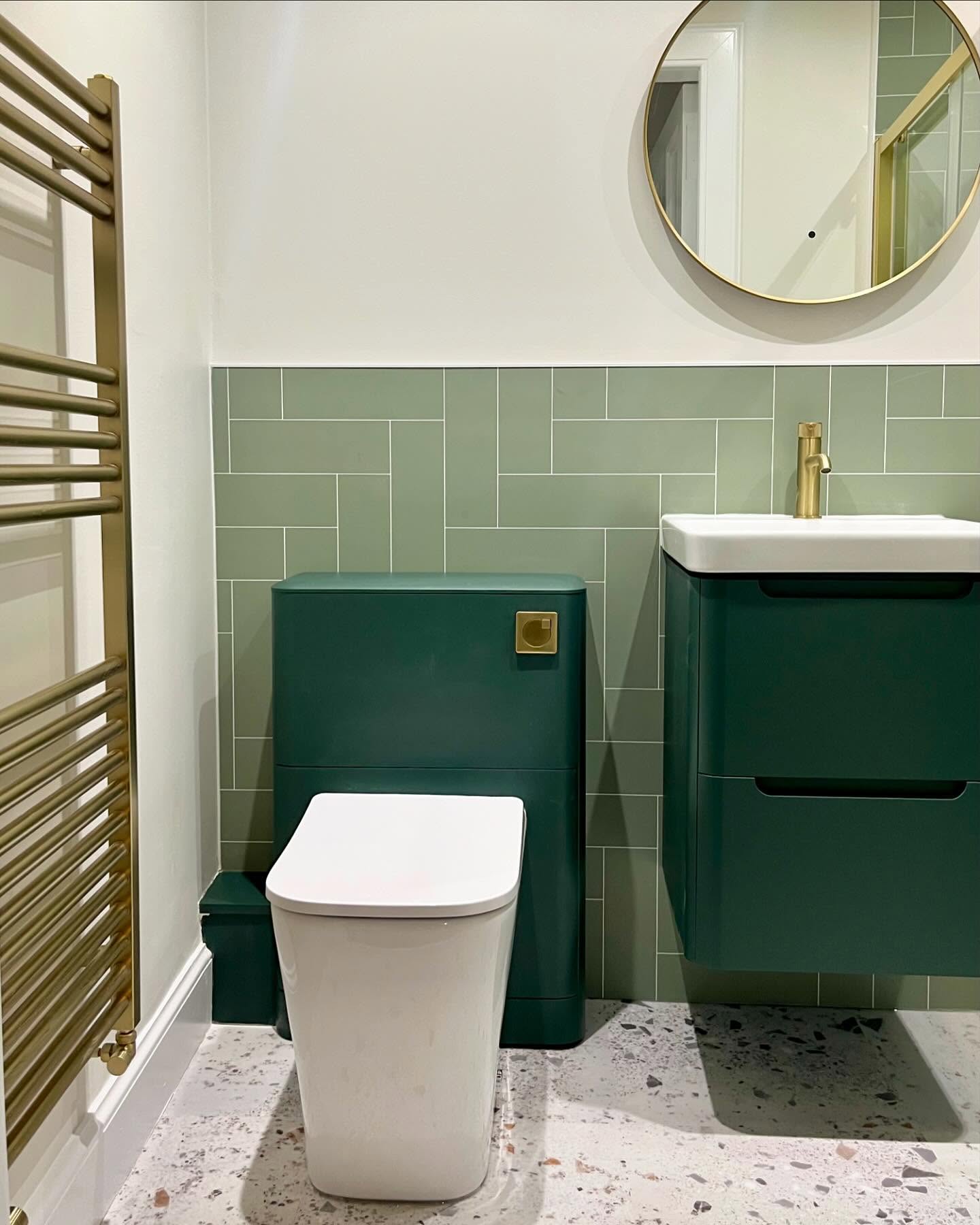 Great teamwork from @mmbathroomkitchen , @kindlendecorators and @whittons_flooring_ltd in getting this shower room renovated in record speed for my client.
We managed to re-jig the layout to allow for a much bigger shower and a wall hung vanity unit for extra storage. We used @multipanel_it wet wall and @amticoflooring which will be really easy to keep clean, no grout in sight 😊
First job of 2025 complete ✅