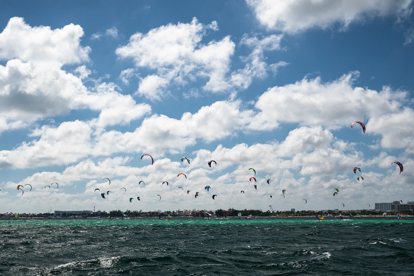 Con un ambiente único, viento, kite, vela, nuestros primeros campeones , y el sunset sesions cerramos un intenso Día 2 en el #MayanWindFest2025 🤩🌊🏆