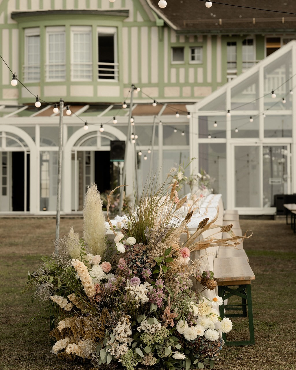Archive 2022
Cette semaine je fouille mes archives de fond en comble pour préparer une conférence et je retombe sur des clichés sublimes de fabuleux mariages. Et je me demande pourquoi je n’ai pas partagé ces images au moment où je les ai reçues. La vérité c’est qu’il me faut parfois un treeeeeees grand recul avant de réussir à apprécier la beauté de mon travail et de l’estimer tout simplement comme un projet particulièrement bien réussi et exécuté!! Je sais qu’on est nombreuses à être dures avec nous même mais je pense aussi que pour moi c’est lié à l’intensité des projets! Les compositions d’un mariages, malgré le fait qu’elles soient prévues depuis longtemps, se déploient en un temps très court. C’est une implication forte (De la cueille au composte) sur une durée de quelques jours. Sentiment partagé ici?
Souvenirs d’une magnifique journée à Cabourg @sweethomecabourg avec @lapetitenature_weddingplanner sous le regard de @solveigandronan