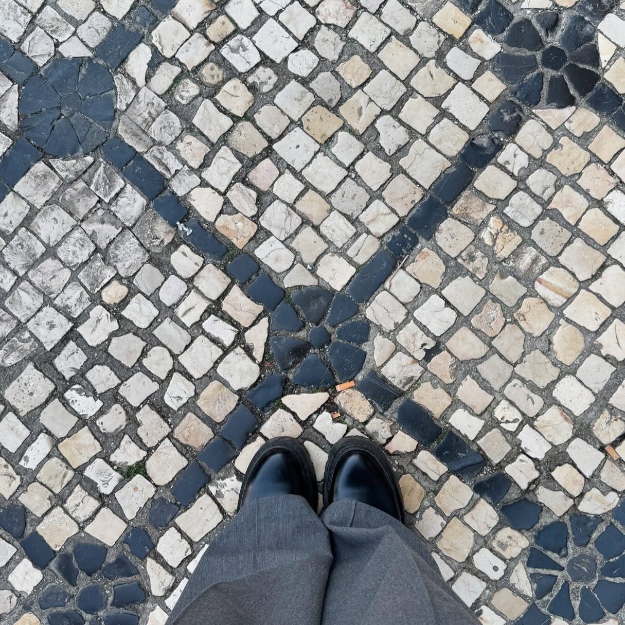 Admiring the aesthetic beauty of cobblestones 🤍🖤 and floor textures is my innermost passion. Each stone and tile tells a story, and I can’t help but marvel at the intricate patterns beneath my feet. Sharing a glimpse of the timeless Portuguese cobblestones, one design at a time.
