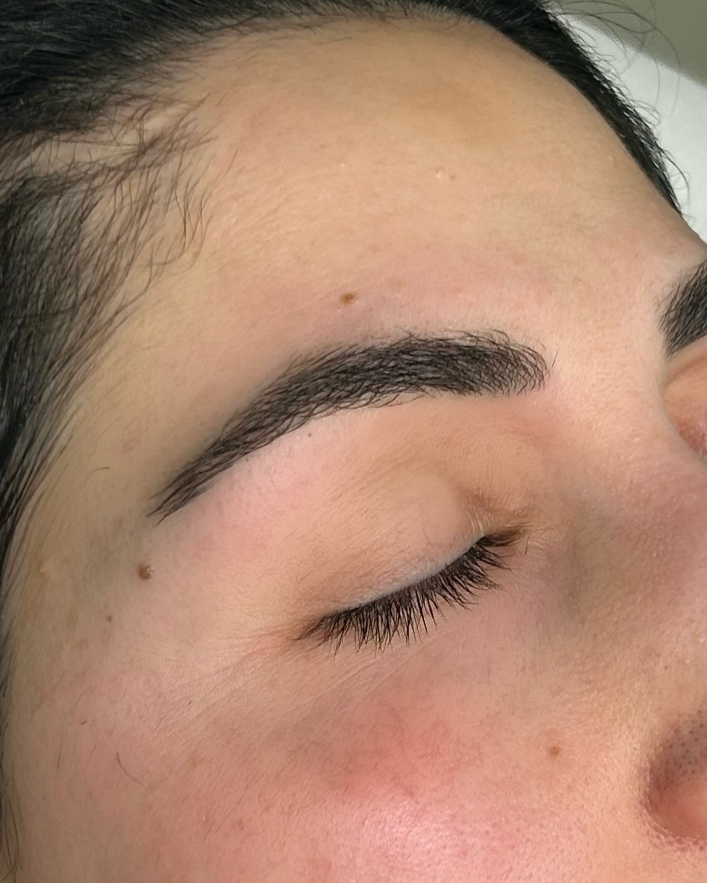 Strahlende Brows 💫 die beeindruckende Transformation von natürlich zu einzigartig! 🖤
#browstyling #beautybrows #natural #studioblueneburg