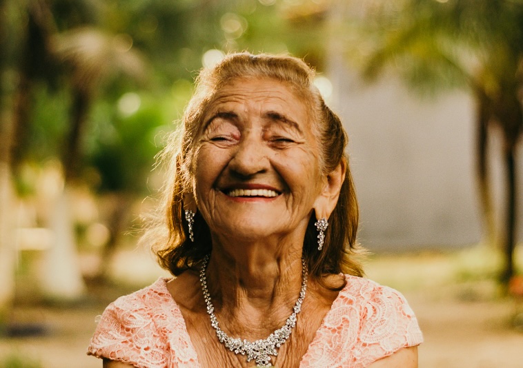 𝐒𝐮𝐧𝐝𝐚𝐲 𝐌𝐨𝐫𝐧𝐢𝐧𝐠 𝐂𝐨𝐟𝐟𝐞𝐞: 𝐖𝐚𝐬 𝐰𝐢𝐫 𝐯𝐨𝐧 100-𝐣ä𝐡𝐫𝐢𝐠𝐞𝐧 𝐥𝐞𝐫𝐧𝐞𝐧 𝐤ö𝐧𝐧𝐞𝐧…
Warum sind viele Menschen nicht erfolgreich?
Weil sie gar nicht erfolgreich sein können!
Der Grund dafür: Sie legen keine Ziele fest.
Ohne Ziele kann es aber keinen Erfolg geben.
Denn Erfolg ist die Antwort auf die Frage, ob bzw. in welchem Umfang man etwas erreicht hat, das man sich vorgenommen hat.
Streuen Sie in Gesprächen immer wieder einmal die Frage nach den Zielen ein – egal ob im Business oder Privat. Da herrscht oft gähnende Leere.
Es ist paradox, dass Menschen dem Erfolg nachstreben, aber gleichzeitig oftmals sehr schludrig sind, für sich Ziele festzulegen.
Menschen im hohen Alter ticken da durchwegs anders, zeigt eine Studie der Karl Landsteiner Privatuniversität für Gesundheitswissenschaften in Krems.
Sie ging der Frage nach, ob 100-jährige Menschen die Zukunft planen und sich Ziele setzen.
Die klare Antwort dazu: Ja.
Die Motive dahinter?
Die Zukunftsplanungen seien Ausdruck von Selbstbestimmung und Autonomie.
Es ginge darum, die Zukunft aktiv mitzugestalten.
Durch die Planungen und Zielsetzungen würden im Alltag mehr Sinn und Struktur entstehen…
Ähm, sind das nicht Motive, die quasi jedes Lebensalter und jede Jobsituation prägen?
Oder muss man erst 100 Jahre alt werden?
𝐅𝐚𝐳𝐢𝐭: ...𝐛𝐢𝐭𝐭𝐞 𝐙𝐢𝐞𝐥𝐞 𝐬𝐞𝐭𝐳𝐞𝐧! Und zwar ruhig schon vor dem 100. Geburtstag...
Schönen Sonntag! :)
#ziele #management #motivation #erfolg #strategie #ceo #leadership
pic: pixels/Italo Melo