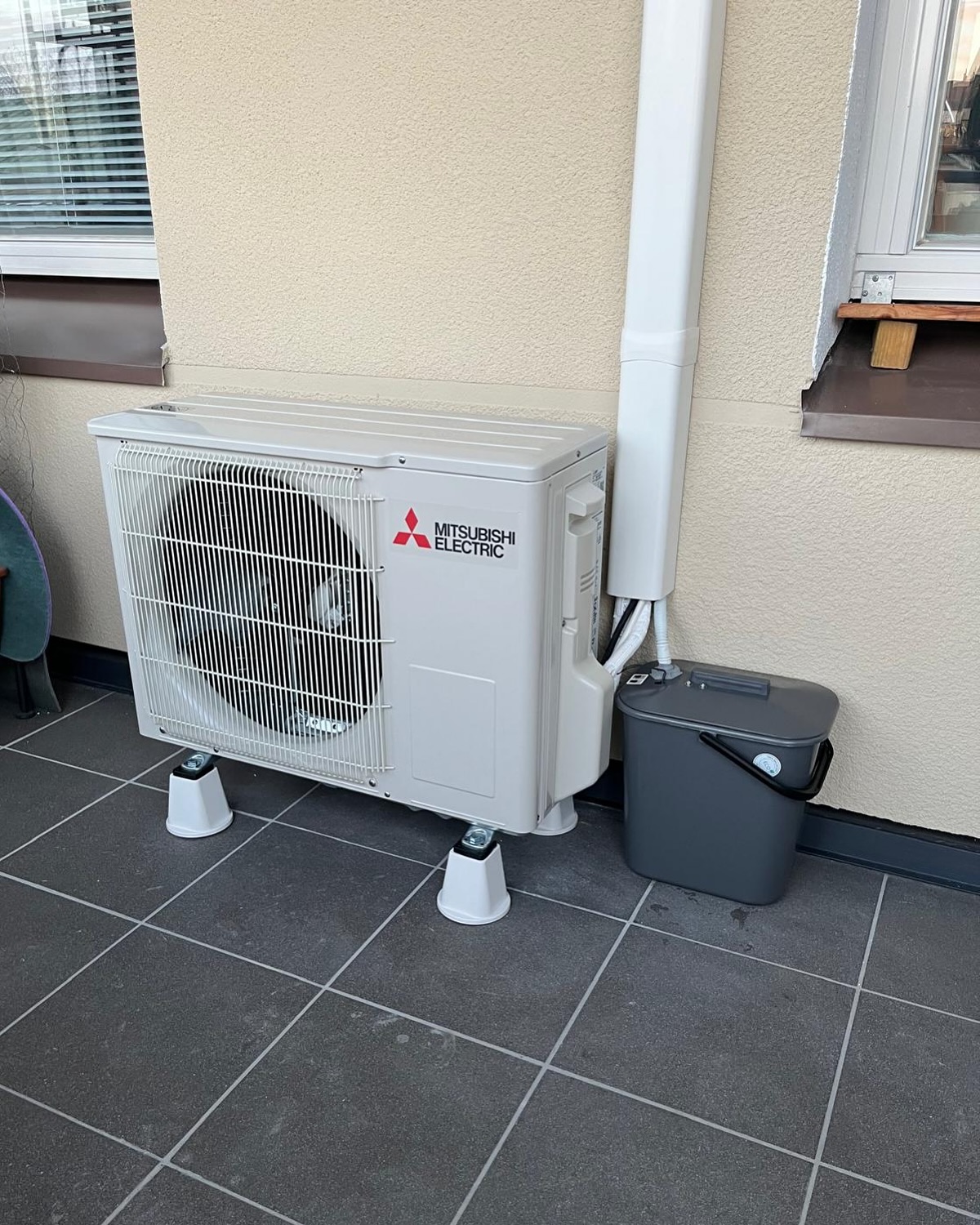 Ett tips riktat till dig som bor i höghuslägenhet👇🏼
En nyhet på marknaden är en luftvärmepump av detta slag, det ända som krävs är en balkong. Kondensen från pumpen leds ner genom röret till en behållare, vilken har en nivå-vakt som stänger av automatiskt när behållaren är full.
Behållaren töms sedan för hand.
Snart börjar solens stålar värma och högsäsongen för luftvärmepumpar! Tag kontakt för en offert ☀️