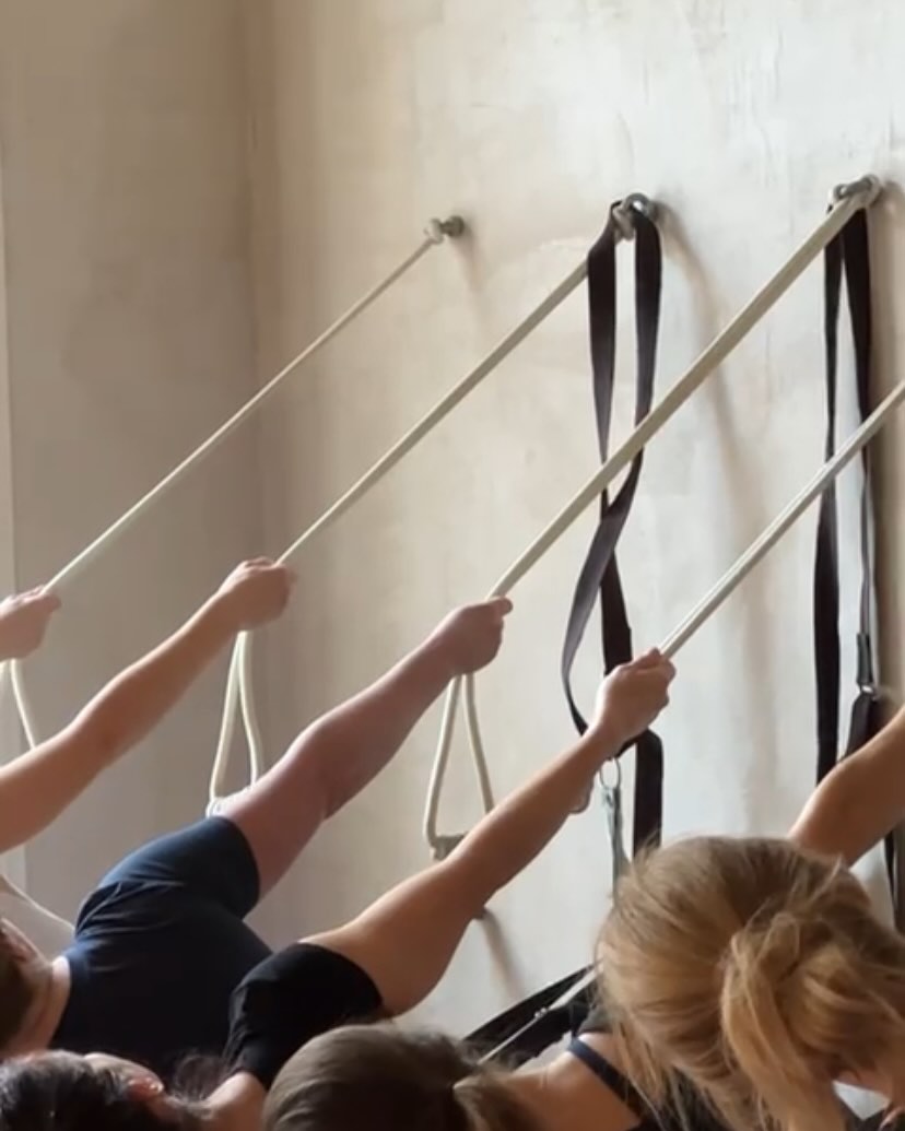 Y O G A K U R U N T A ~ V Iyengar józe specialitka, která vás doslova nadzvedne! V sanskrtu “kurunta” znamená “loutka”, což odkazuje na to, jak lana v józe využíváme. Podobně jako loutka zavěšená na provazech, využíváme i my lana k podpoře těla.
#yogakurunta umožní vytvořit v těle dostatek prostoru pro větší rozsah pohybu a hlubší protažení. Provádění náročnější pozic, speciálně záklonů a obrácených pozic, je jednodušší.
To, co vnímáme jako nemožné, se s podporou lan může změnit na možné. Posouváme tak hranice vnímání vlastního těla a pomáháme si odstranit překážky, které jsme si ve vlastní mysli vytvořili.
Proto příští týden začíná kurz 6 lekcí na lanové stěně, kde můžeme ty naše vlastní hranice posunout.
Kdy: od 24.1. každý pátek
Čas: 17:30 do 18:30
Kde: @iyengar.yoga.prague