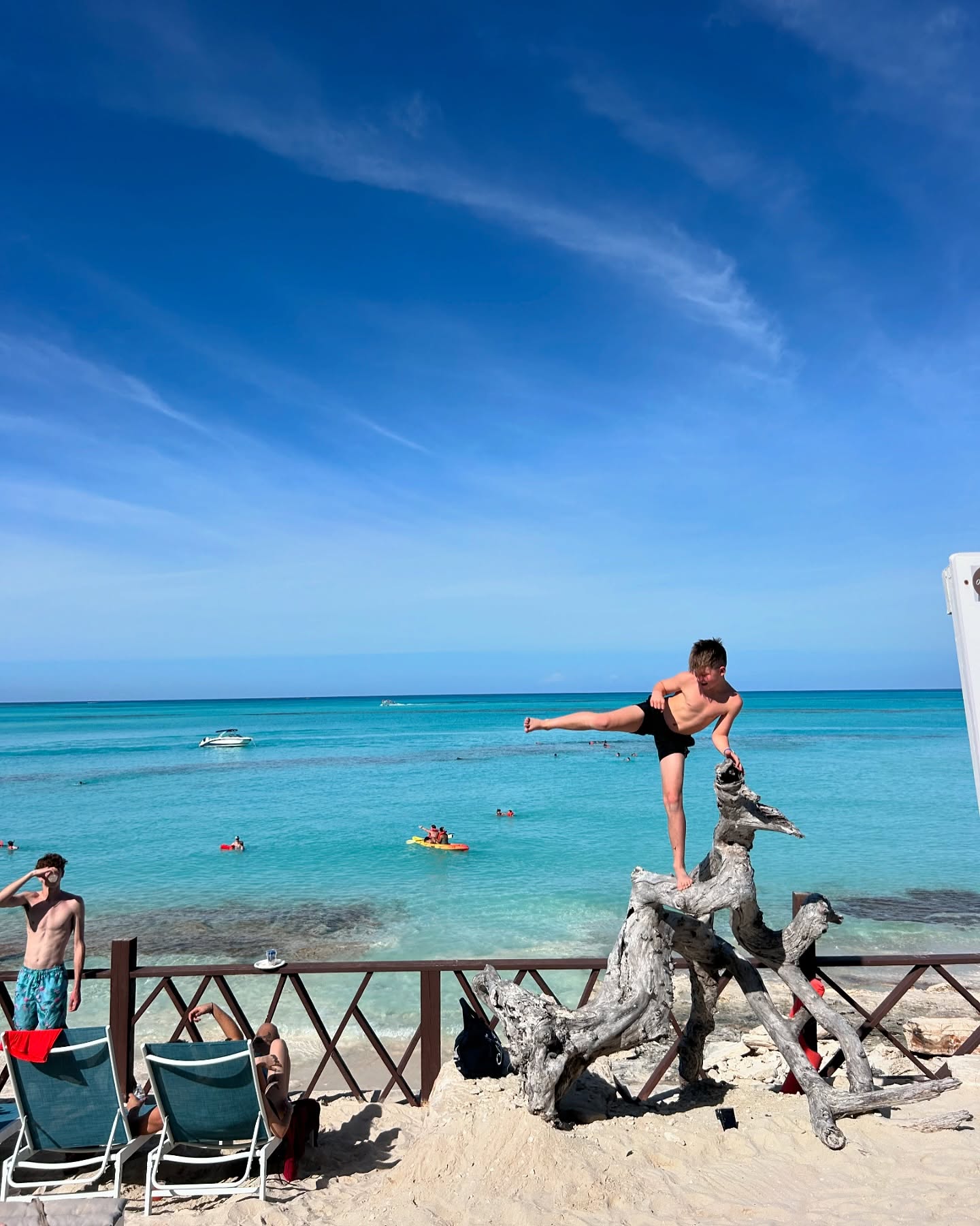 We look forward to our guest “KICKIN IT” with us this Weekend! Weathers going to be AMAZING 😎🏝️
#007beachclub #roseislandpigs #roseislandbahamas #seimmingpigs