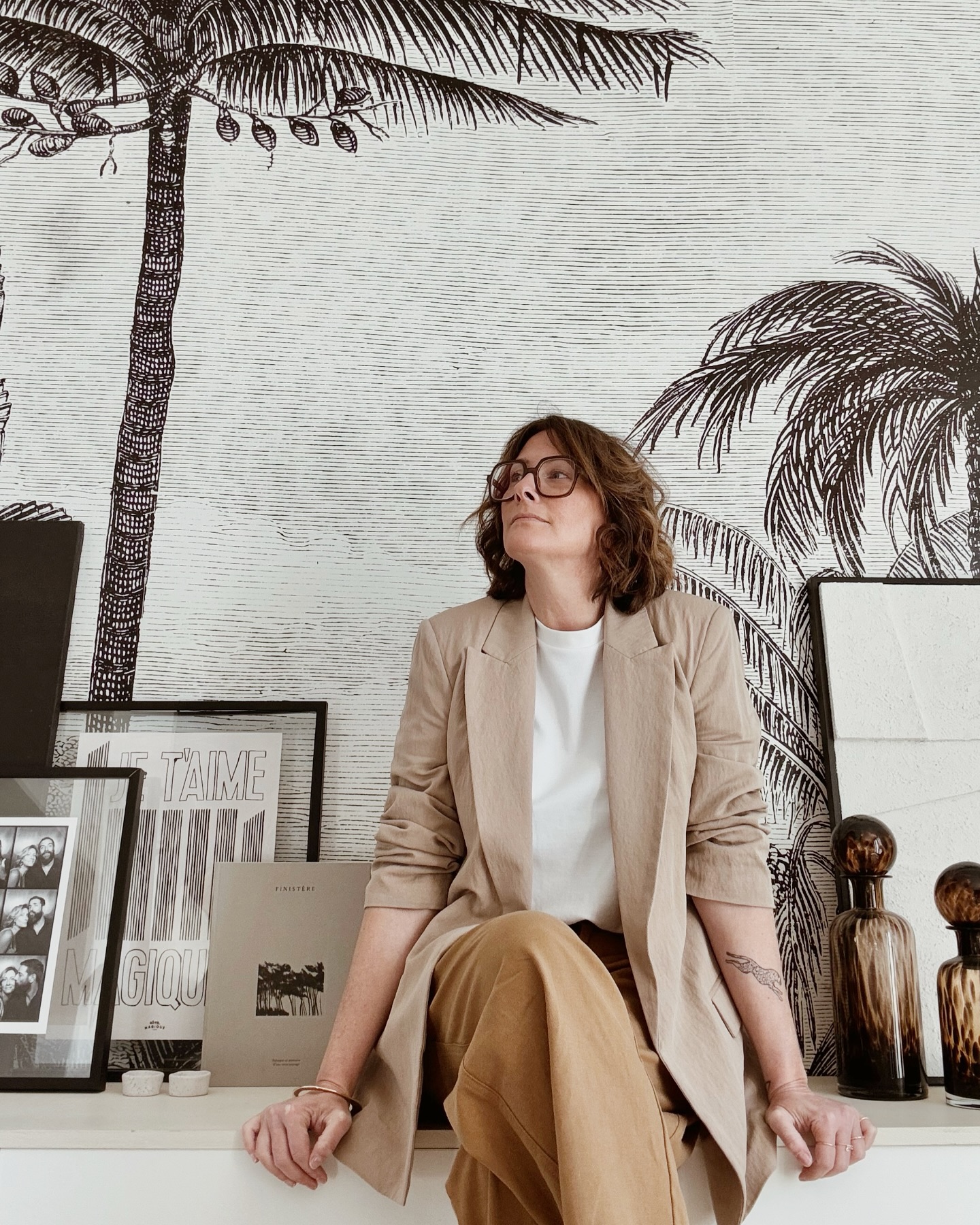 Bonjour à tous ! Je suis Aurore Le Léannec Pontarrasse, fondatrice de ma petite agence « Au50bis ».
Maman de Charlie et mariée à mon beau landais, je suis originaire de Bretagne et cela fait maintenant 14 ans que je me suis installée à Bordeaux. Je peux dire que j’ai été adoptée par la chocolatine!
Diplômée d’un DNAT en Design d’Espace après 3 années aux Beaux-Arts, mon parcours est riche et très éclectique. Avant de créer ma petite entreprise, j’ai eu la chance d’explorer de nombreux domaines professionnels. Chacune de ces expériences a été enrichissante et a bien préparé le terrain pour la suite de mon aventure.
Ce qui m’a enfin motivée à me lancer dans l’entrepreneuriat, c’est la transformation d’un ancien garage et relais de poste, au numéro 50bis à Bordeaux, en un beau duplex familial. En 2013, avec l’aide de Clément, mon landais, nous avons mené ce projet de A à Z en auto-rénovation, et notre travail a été mis en valeur dans plusieurs magazines grâce à Julien Fernandez et Amandine Berthon de @amandine.jules. C’est à ce moment-là, longtemps après l’obtention de mon diplôme, que j’ai décidé de me lancer en tant que designer d’intérieur.
Au50bis, notre numéro de rue était une véritable évidence pour moi, marquant le début d’une aventure qui m’a permis de concrétiser mes idées et de mettre enfin en lumière mon potentiel.
Ne mettre que mon nom aurait été plus compliqué à retenir n’est ce pas?
Chaque expérience, personnelle ou professionnelle, a enrichi ma créativité et mes compétences, que j’applique aujourd’hui à l’aménagement intérieur et à la décoration.
Véritable passionnée, j’adore créer des espaces de vie uniques et harmonieux, inspirés par ma créativité et mon petit truc en plus. Mon sens du détail me permet de me projeter dans chaque projet, et j’aime découvrir et transformer de nouveaux lieux.
Je crois fermement que chaque espace peut raconter une histoire, peu importe le budget ou le style, et j’ai hâte de partager la mienne avec vous !
Suivez-moi pour découvrir mes inspirations et mes créations !
.
.
.
#Au50bis #Décoration #DesignIntérieur #Créativité #Bordeaux #Inspiration #AménagementIntérieur #BretonneExpatriée #MamanArtisteCréative