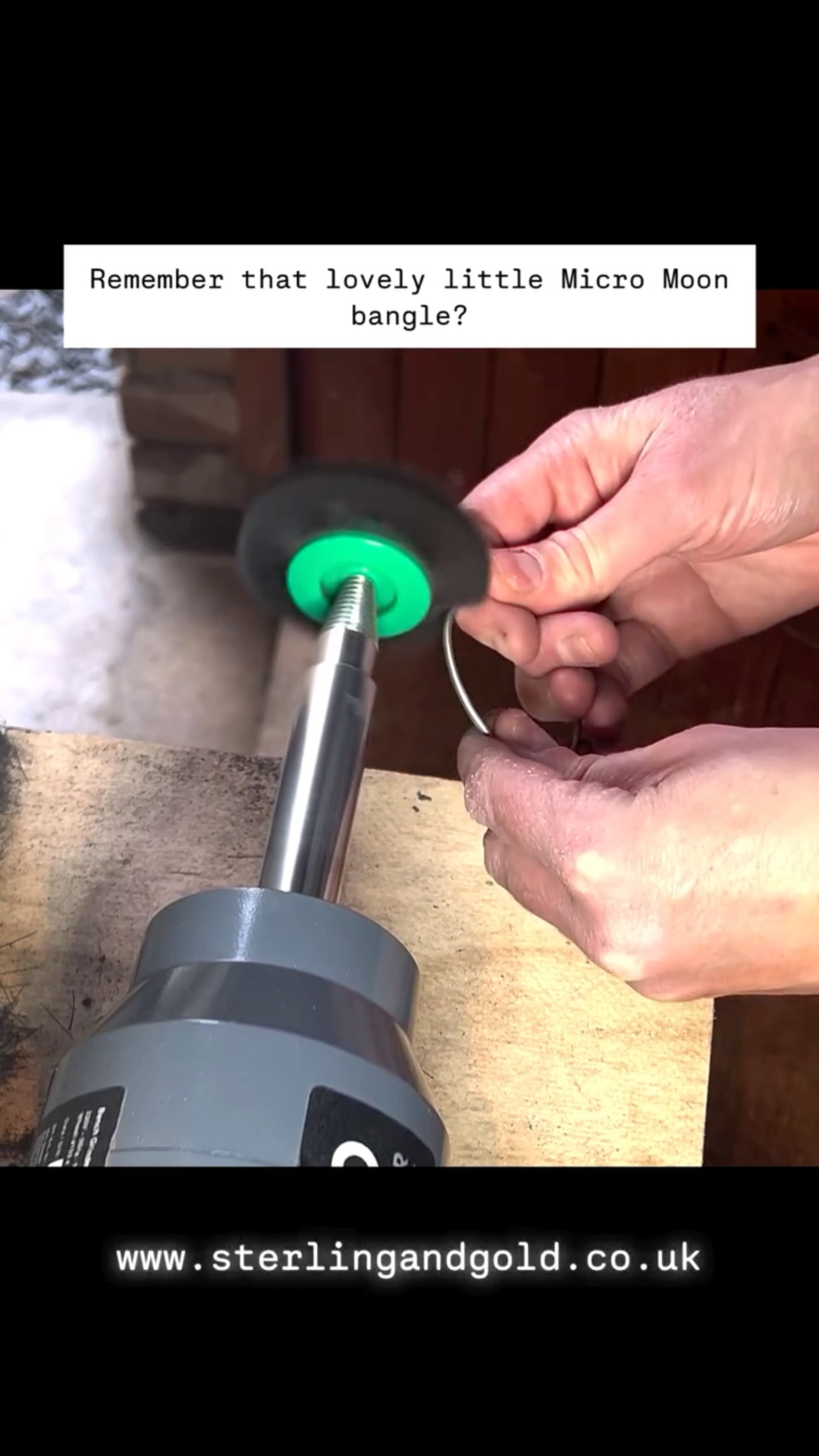 Remember the lovely little bangle (Micro Moon - High Shine).
It got a bit of finishing and polishing.
How beautiful does it look? ❤️
Like if you love it too! 😍
SHOP www.sterlingandgold.co.uk
#sterlingandgold #handcraftedjewellery #shoplocal #shoplocalni #hillsborough #lisburncity