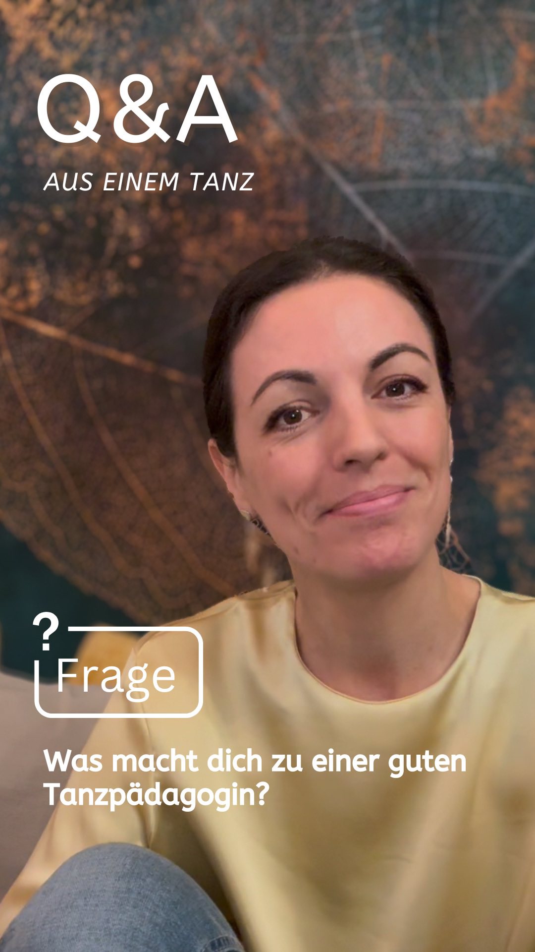 ASK me anything
Weil mich immer wieder Fragen erreichen und ich diese gerne für euch beantworte, hier nun eine Reelserie mit meinen Antworten. Ich freu mich immer über den Austausch mit euch und dem steten Interesse- auch wenn Social Media und der Algo nicht immer meine Freunde sind🤨🧐
„Was macht dich zu einer guten Tanzpädagogin?“ ist nicht zuletzt für alle die in meine Kursen tanzen, tanzen wollen oder getanzt haben, eine nicht uninteressante Frage und auch hier ist die Antwort in so kurzer Insta-Zeit nicht so einfach zu beantworten.
💃Eine Mischung aus Tanztechnik und -können, ganz viel pädagogischem Wissen und Verständnis, eine große Portion Empathie, Menschenliebe und Charisma, sowie Struktur und Organisationstalent, so würde ich wohl den „was braucht es“- Cocktail benennen.
Was macht für dich eine gute (Tanz) Pädagogin aus? Gern in die Kommentare damit👇
#auseinemtanz #dancing #tanzen #dance #teacher #tanzpädagogik #danceteacher #wasbrauchtes #emphaty #structure #technique #pädagogik