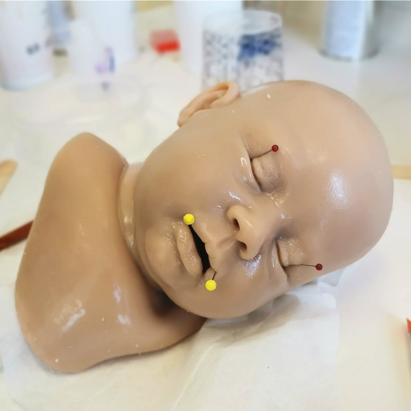 Seaming in progress on a new 3-month-old cinebaby by @virginie_dahmane.
Next up: the painting stage. Stay tuned!
#cinebaby
#cinebebe
#seaming
#siliconebaby
#sfx
#cinema
#sfxmakeup
#sfxtutorial
#makeupartist
#specialeffects