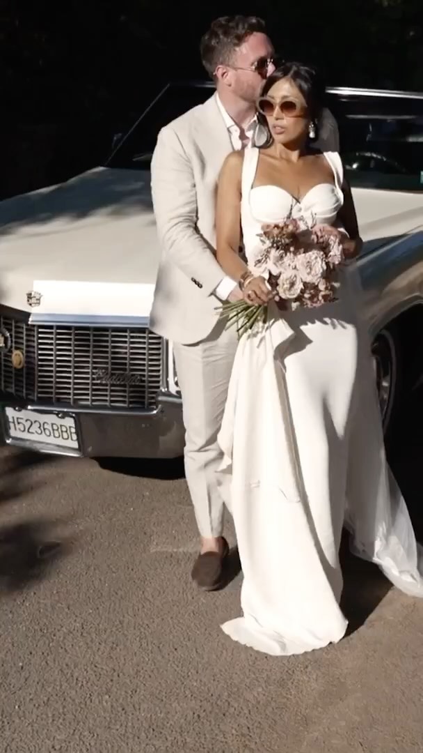 They say when you meet the right person you just know… the kind of unexplainable feeling you get deep in your bones.
For Hannah & Ciaran Love knows no distance. She’s from California, he’s from Ireland. They both met by chance in London and started long distance when she lived in Paris and he stayed in London. Every moment they spent together was worth the wait and their connection was so strong that after many years of traveling together, they can finally hold hands as husband and wife.
H+C we loved every minute with you and you have two friends here in Mallorca. Hopefully for a looooong time 🫶🏼😍 @hannahxerxell @ciaranseamus
Photo: @ericrene.penoy
Venue @sontogores
Music @panela.productions
Audio @lomusic.es
Catering @cateringmarcfosh
Deco @otrocantardecoracion
MUA @makeupbylaurenmallorca