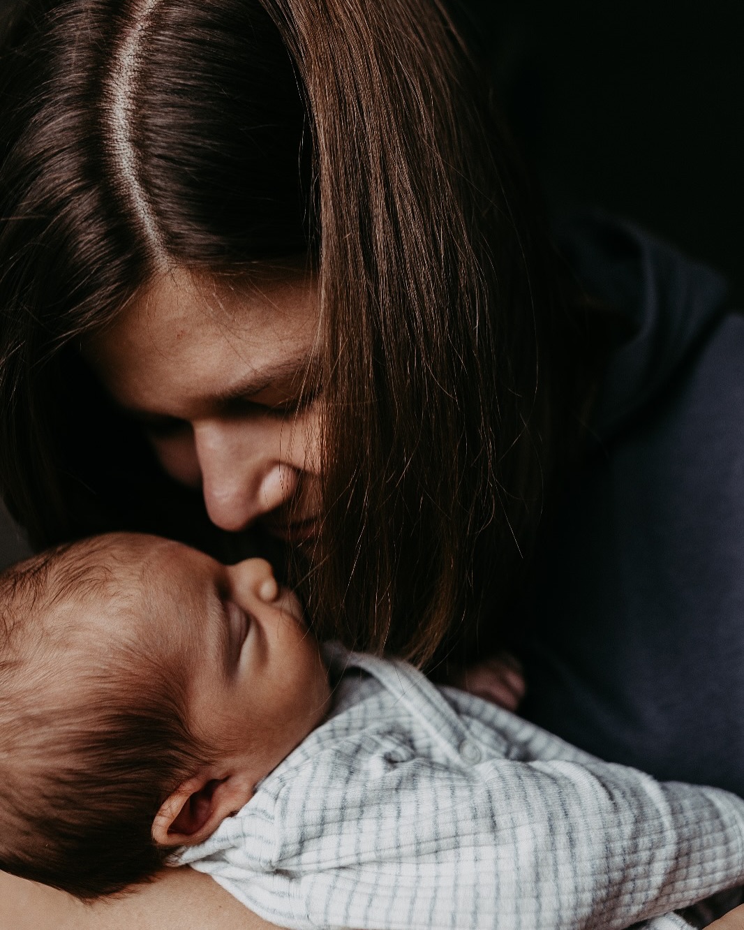 NEWBORN Shooting // Lena & Flo
Die beiden durfte ich bereits beim Babybauch Shooting vor meiner Kamera kennenlernen und durch ihr Vertrauen in meine Arbeit waren sie super entspannt und haben mir völlig freie Hand gelassen. Genau das ist es was es mir ermöglicht Bilder zu schaffen die Nähe, Vertrauen und Liebe vermitteln.
Denn das ist Wochenbett. Gemütlichkeit, Verbindung und kleine und große Gefühle
FAMILIENFOTOGRAFIN HEIDELBERG
BABYFOTOGRAFIE
NEWBORNSHOOTING
#EchteMomente #NewbornFotografie #Vertrauen #EmotionaleBilder