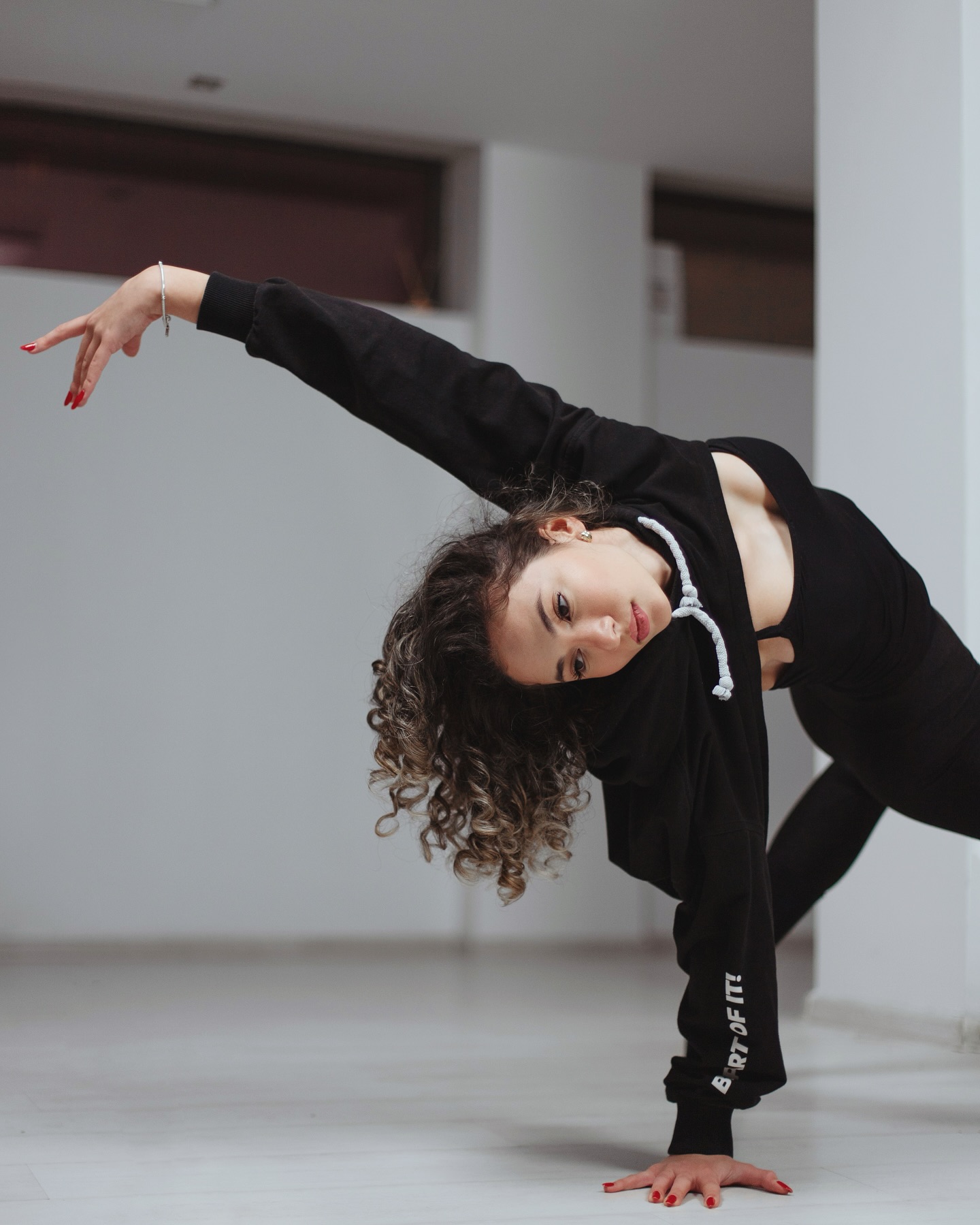Claudia vă aşteaptă la clase în fiecare:
📅 Marți
18.00- Ballet Beginners
19.00- Contemporary
📅Miercuri
20.00- Jazz
Indiferent de vârstă sau nivel, vino şi învață cum să te conectezi mai bine cu corpul tău printr-o tehnică corectă!
#dance #dancewithus💃 #independance