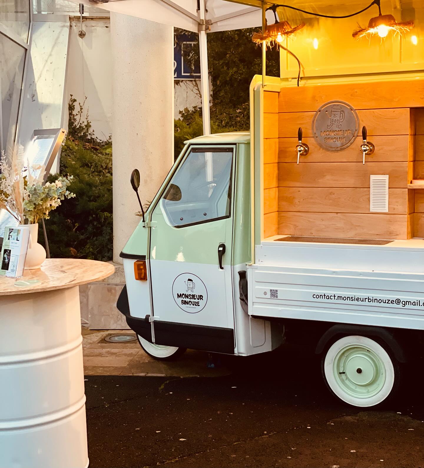 Premier @salonmariageauvergne pour Monsieur Binouze. Superbe expérience avec de belles rencontres @az_evenement_location @les_jardins_du_paradis_vert @doublem.traiteur @dacutsa @sancyfleurs …♥️ Hâte de se retrouver sur des événements en commun. Et un grand MERCI pour cette belle organisation à @magmacrea et que la bière 🍻 coule à flot pour les futurs mariages 💍