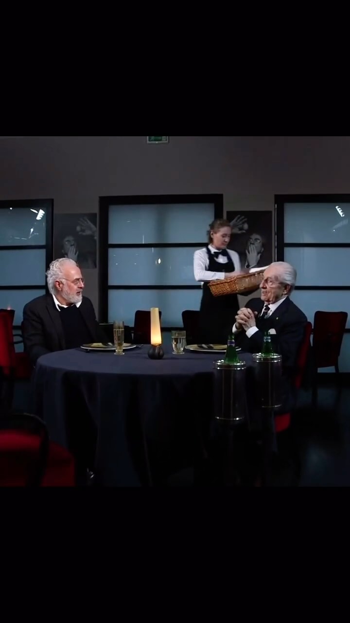 Nel 2004 Marchesi ha iniziato a rendere omaggio agli amici artisti realizzando piatti
ispirati dalle loro opere!
Quasi un ringraziamento per quanto ricevuto dagli amici artisti che ha frequentato con assiduità durante tutta la sua vita.
#gualtieromarchesi #marchesiarte
#marchesistoria
📲 @gualtiero.marchesi