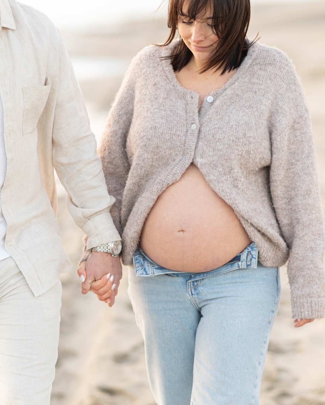 Le sable humide, l’air frais, les fleurs séchées et le ciel rosé… l’hiver offre une variété infinie de possibilités pour vos photos ❄️
Merci M&J pour ce doux moment, vous êtes si beaux. 🫶🏼
#shootinggrossesse #couple #photogrossesse #plagedelespiguette #shootingplage #seancephotoplage #regioncamargue #seancephotogrossesse #grossesse #mumanddad #futursparents #seancephotocouple #seancephotomaternite #shootingphotogrossesse #seancephoto #photographenimes #photographemontpellier