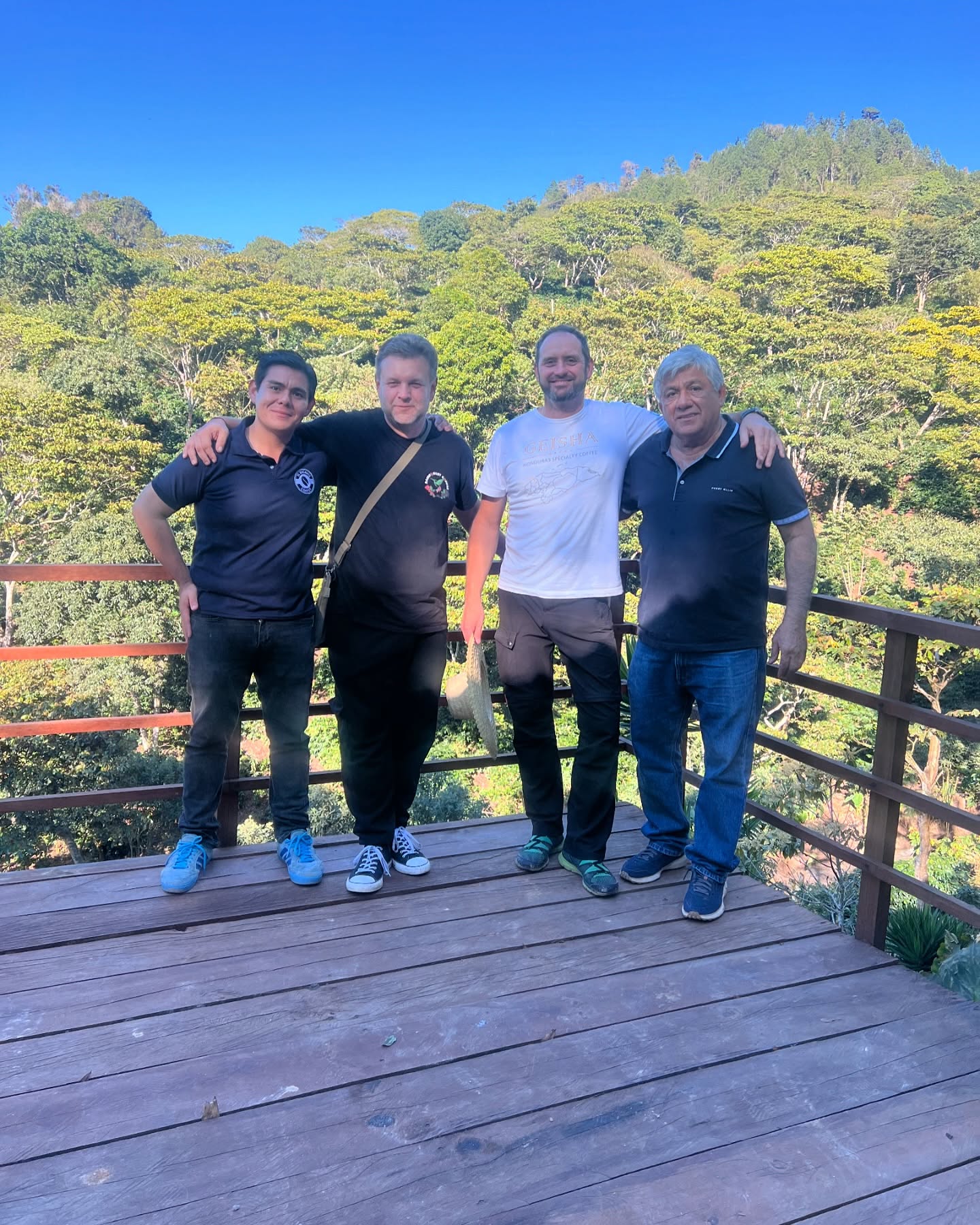 The cosecha has begun and so the visits from our friends! Amazing how coffee unites different cultures and people 🇨🇿🇬🇹☕️✨