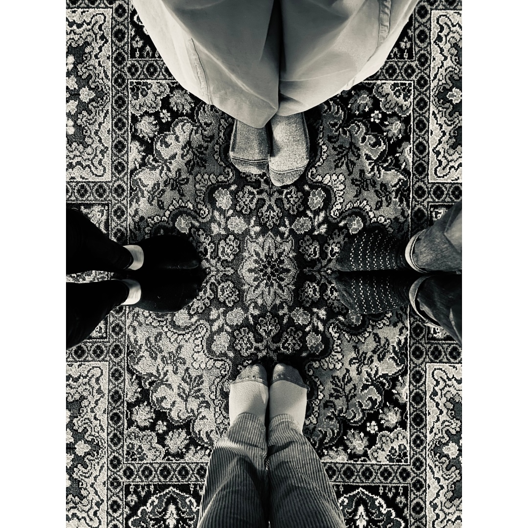 • laatste tour •
De sokjes gaan bijna weer uit voor de laatste ronde voorstellingen! Heb je “& de rest” nog niet gezien, of wil je ‘m gewoon nog een keer zien - hij is weer helemaal anders - boek dan gauw je kaartjes!
Deze week is er nog plek in @demuzenoordwijk en tijdens het theaterweekend in @atlastheateremmen voor slechts €10,- per kaartje!
Check voor kaarten en de hele speellijst onze website!
Liefs en hopelijk tot in het theater 💃
#theatertour #reprise #laatsteronde #cabaret #muziek #zang #vocalgroup #humor #lachen #muziektheater #welkevoetenzijnvanwie