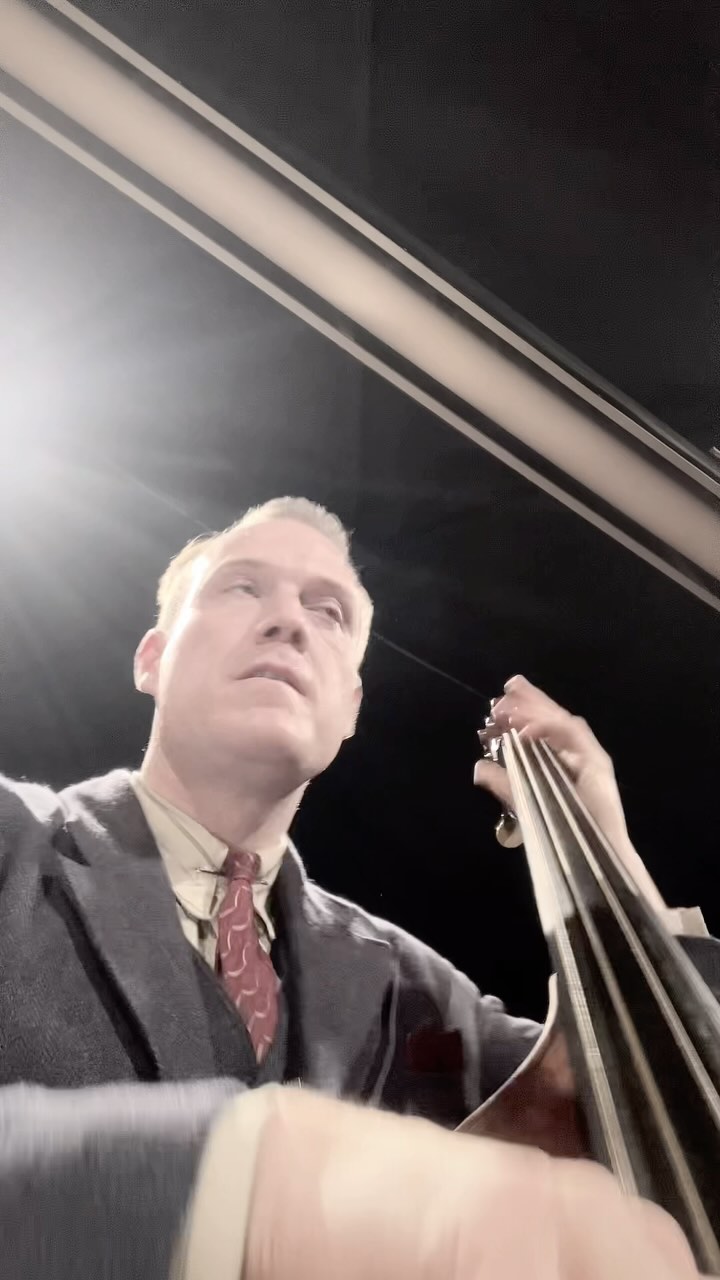 The final part of Duke Ellington‘s “Jack The Bear”played with the Big Five in Lisse 🇳🇱 for the Classic Jazz Concert Club NL.
After posting the beginning of the same song from a gig in Basel, here’s the end of this great Jimmy Blanton feature.
@thebigfivejazzberlin
@classicjazzconcertclub
#swing #hotjazz #walkingbass #doublebass
#1930s #vintagefashion, #stringbass #gutstringbass #oldtimes #vintageberlin #vintage #30sfashion #music #bass #jazz #jazzmusic #thebigfiveberlin #Berlin #basssolo #jimmyblanton #jimmyblantonbassist #dukeellington