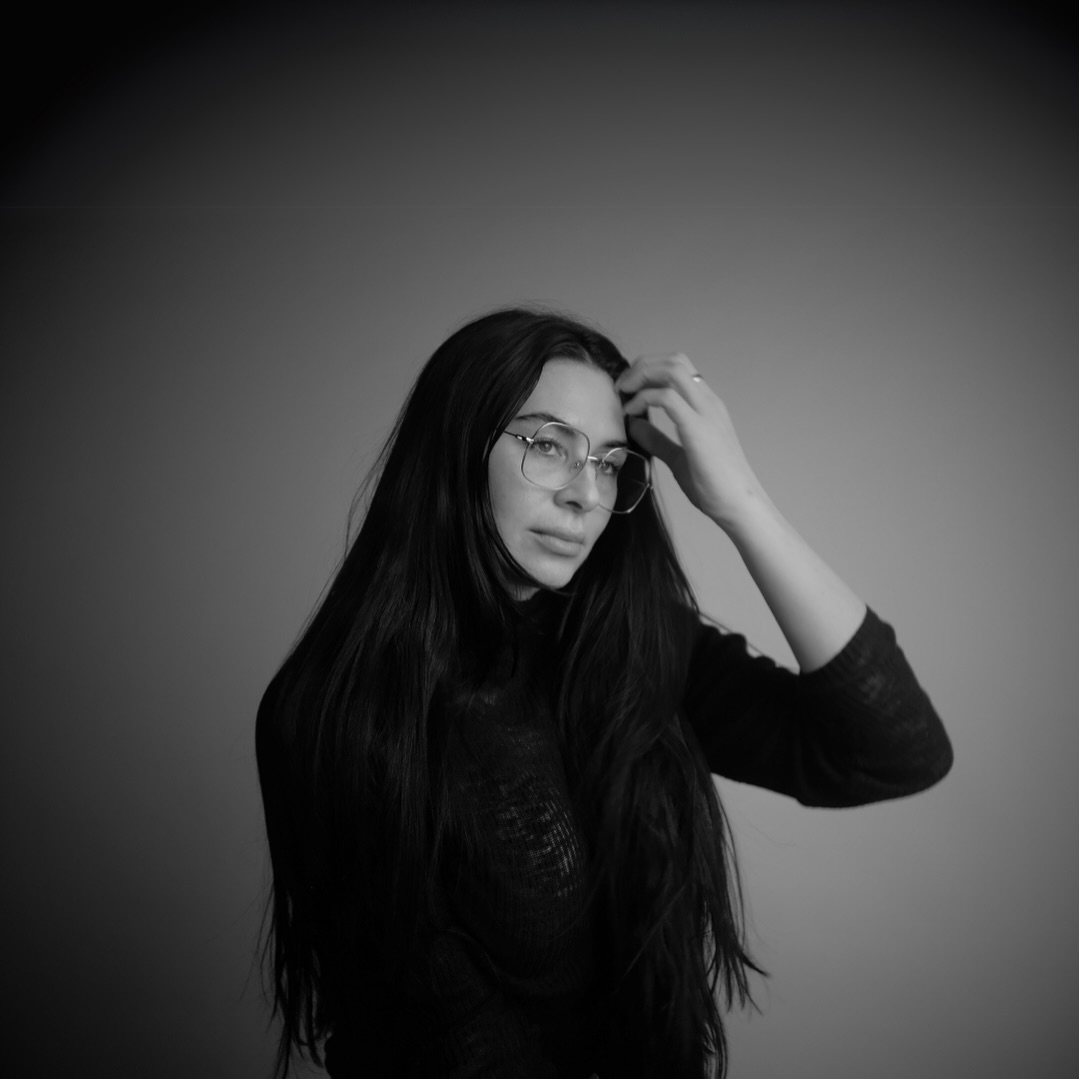 More bits from the end of 2024, which was a time of reflection - on a life, on family, and on the state of everything. Closed last year by getting Reiki certified, trying new journaling methods, biking everywhere, joining @bookedbusy.bookclub (reading an actual book felt so good,) and taking every social invitation to hold onto life by simply being fully present in it. 🕯️ More to come my loves